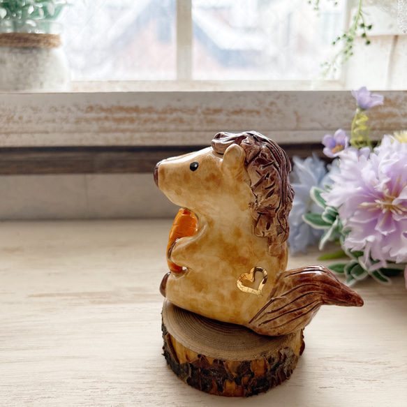 干支 午年 おすわりお馬さん 人参 陶人形 金彩/ ウマ うま にんじん ニンジン 2枚目の画像