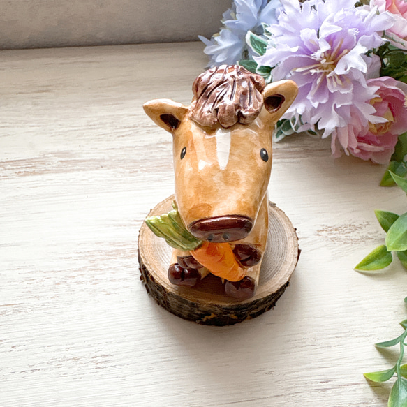 干支 午年 おすわりお馬さん 人参 陶人形 金彩/ ウマ うま にんじん ニンジン 6枚目の画像