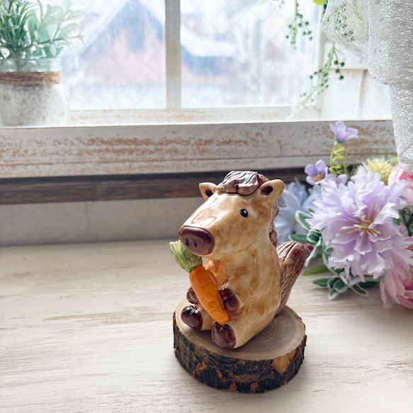 干支 午年 おすわりお馬さん 人参 陶人形 金彩/ ウマ うま にんじん ニンジン 1枚目の画像