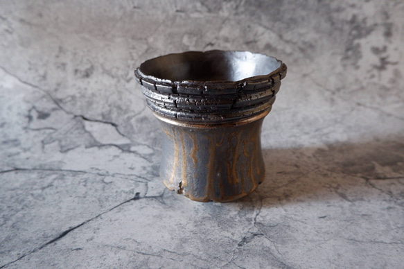 4.5号燻し金彩掛分け裂紋鉢419　塊根植物　多肉植物　アガベ　盆栽　植木鉢　作家鉢　鉢台　沖縄 1枚目の画像