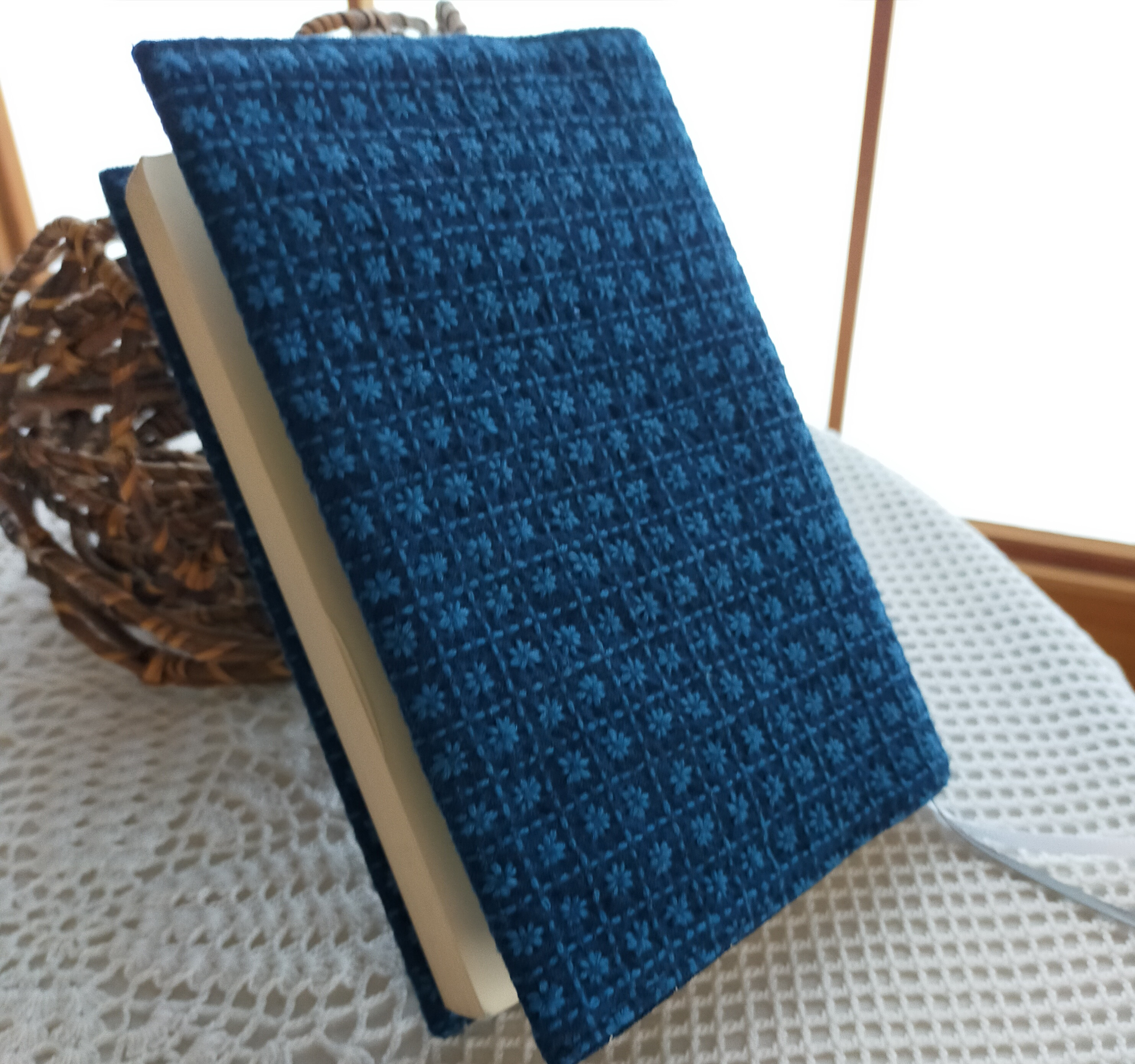 刺し子　ブックカバー（文庫)　　刺し子　正藍染納戸色　十字花刺しアレンジ模様　藍染の糸