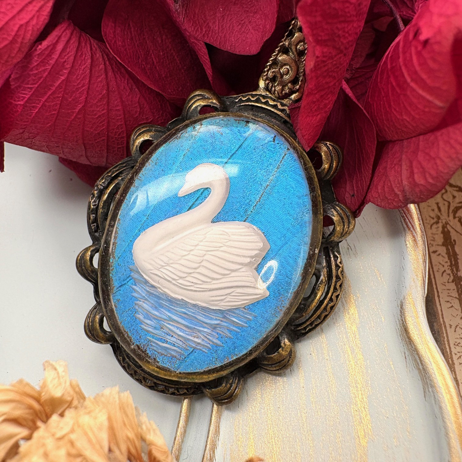 ゴダルティモルフォ蝶翅の白鳥インタリオネックレス