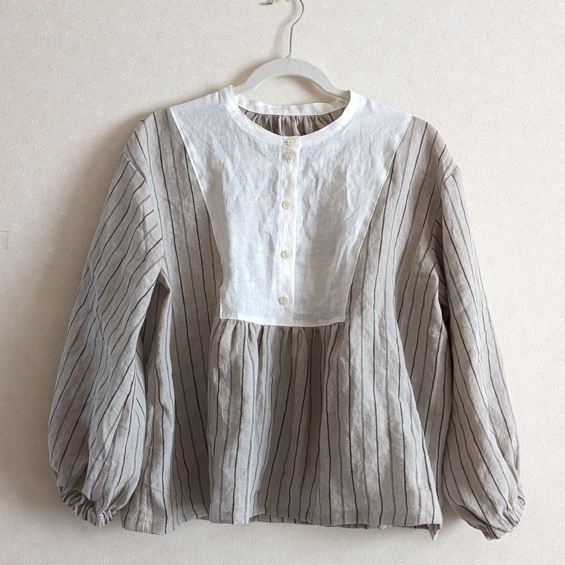 ストライプリネンのヨーク切り替えブラウス☆バンドカラー