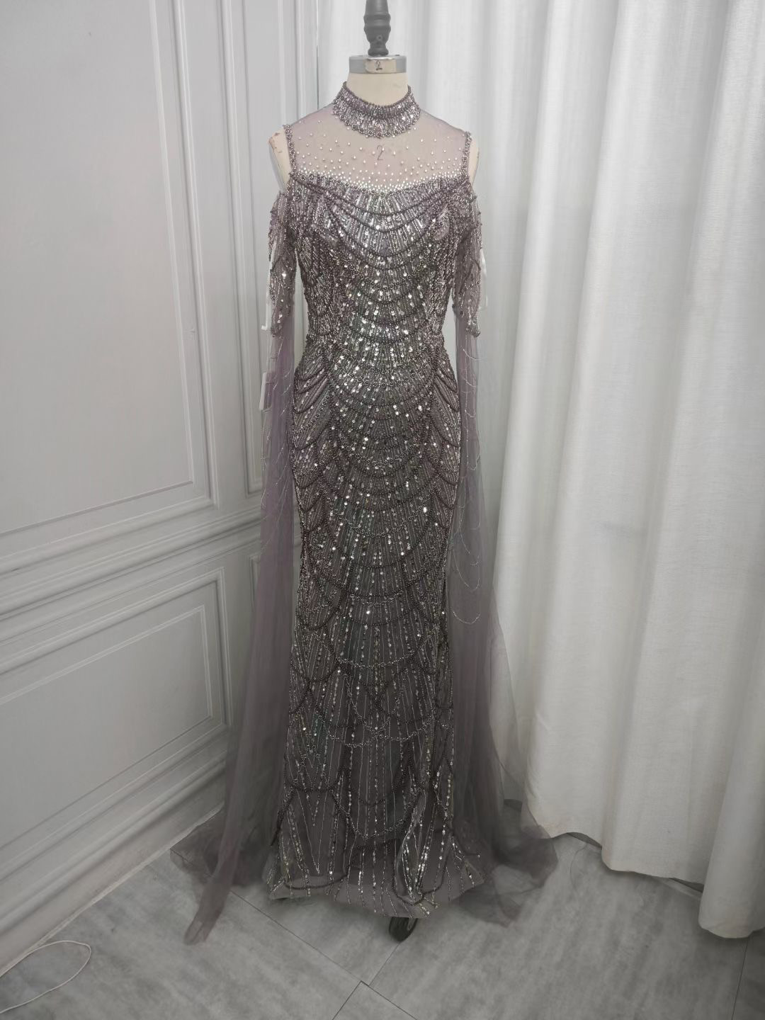 お買い得！豪華なカラードレス　キラキラ　イリュージョンネック　袖あり　スレンダーライン　細見えシルエット　上品パーディー