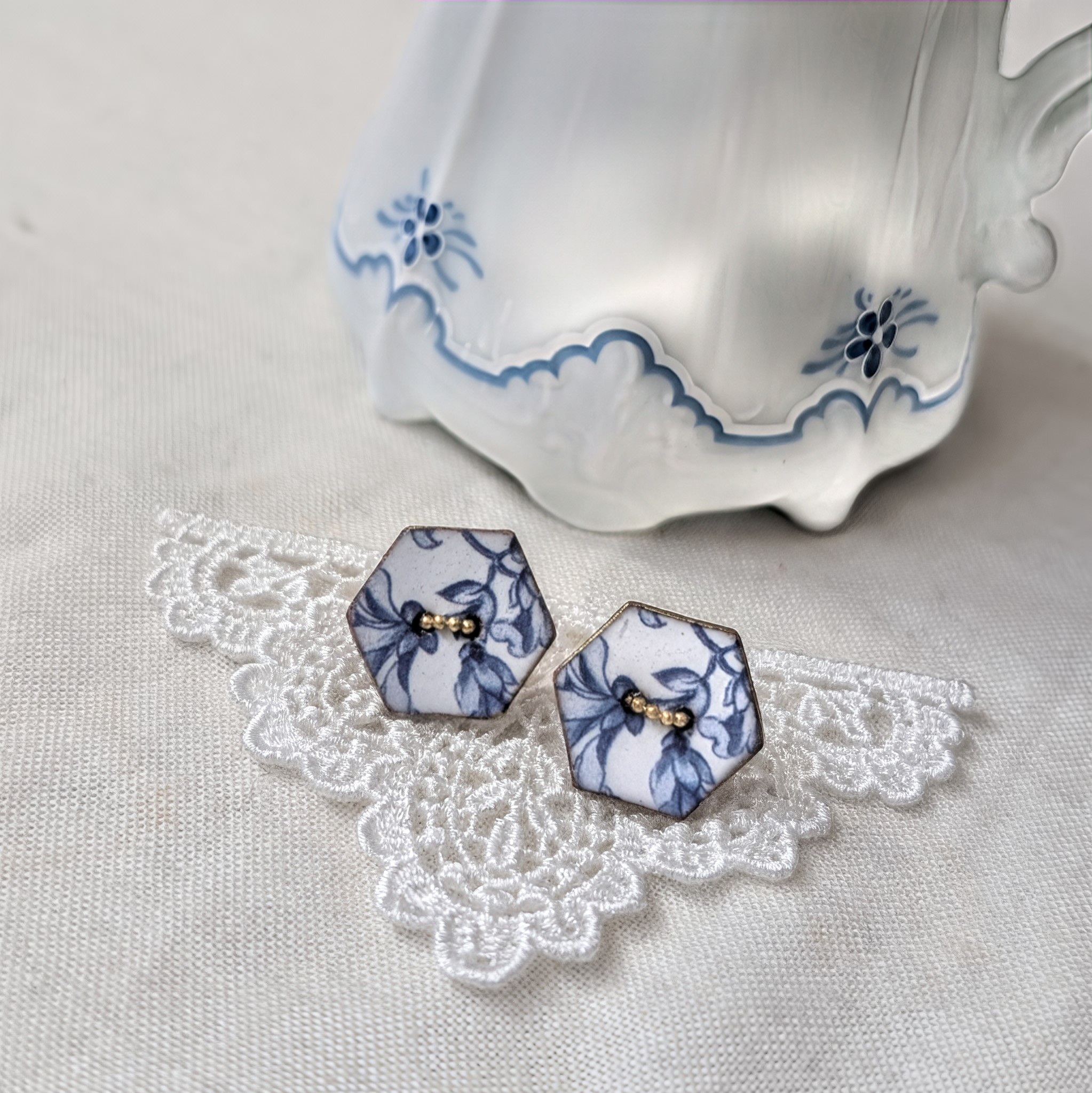 小さな百合｜朝の祈りのイヤリング・英国製陶器ボタンと澄んだひかり