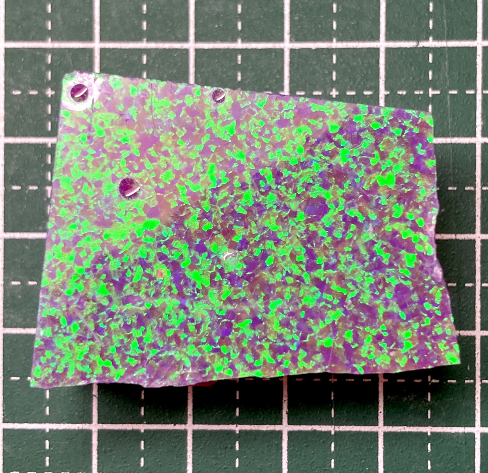 《人工オパール》(ネオンオパール) 原石 パープル/緑斑 26.7g (樹脂含侵)