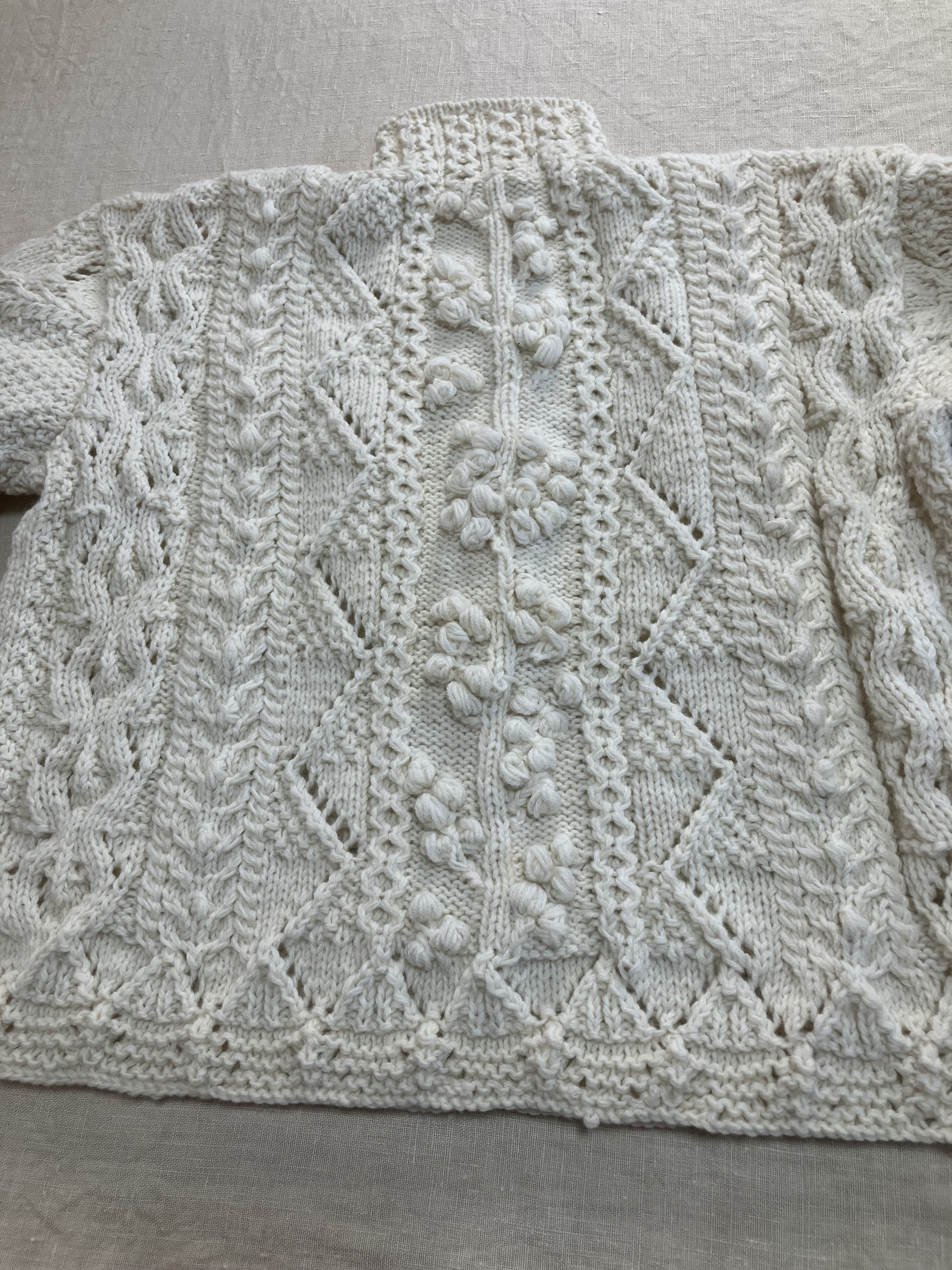 受注作品です。　　　　　　　　　　　　　　玉編みとアラン模様の大人ガーリーセーター