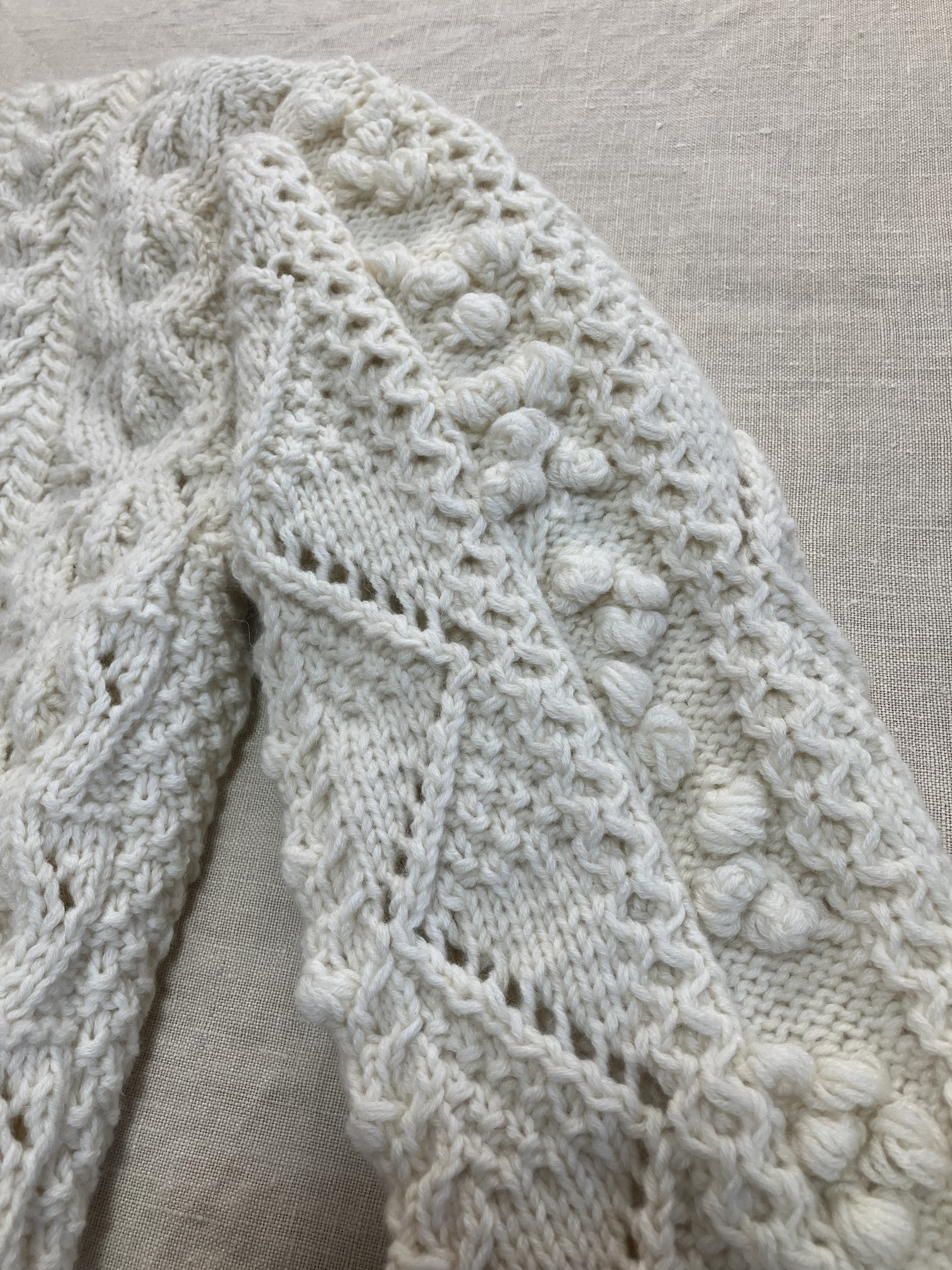 受注作品です。　　　　　　　　　　　　　　玉編みとアラン模様の大人ガーリーセーター