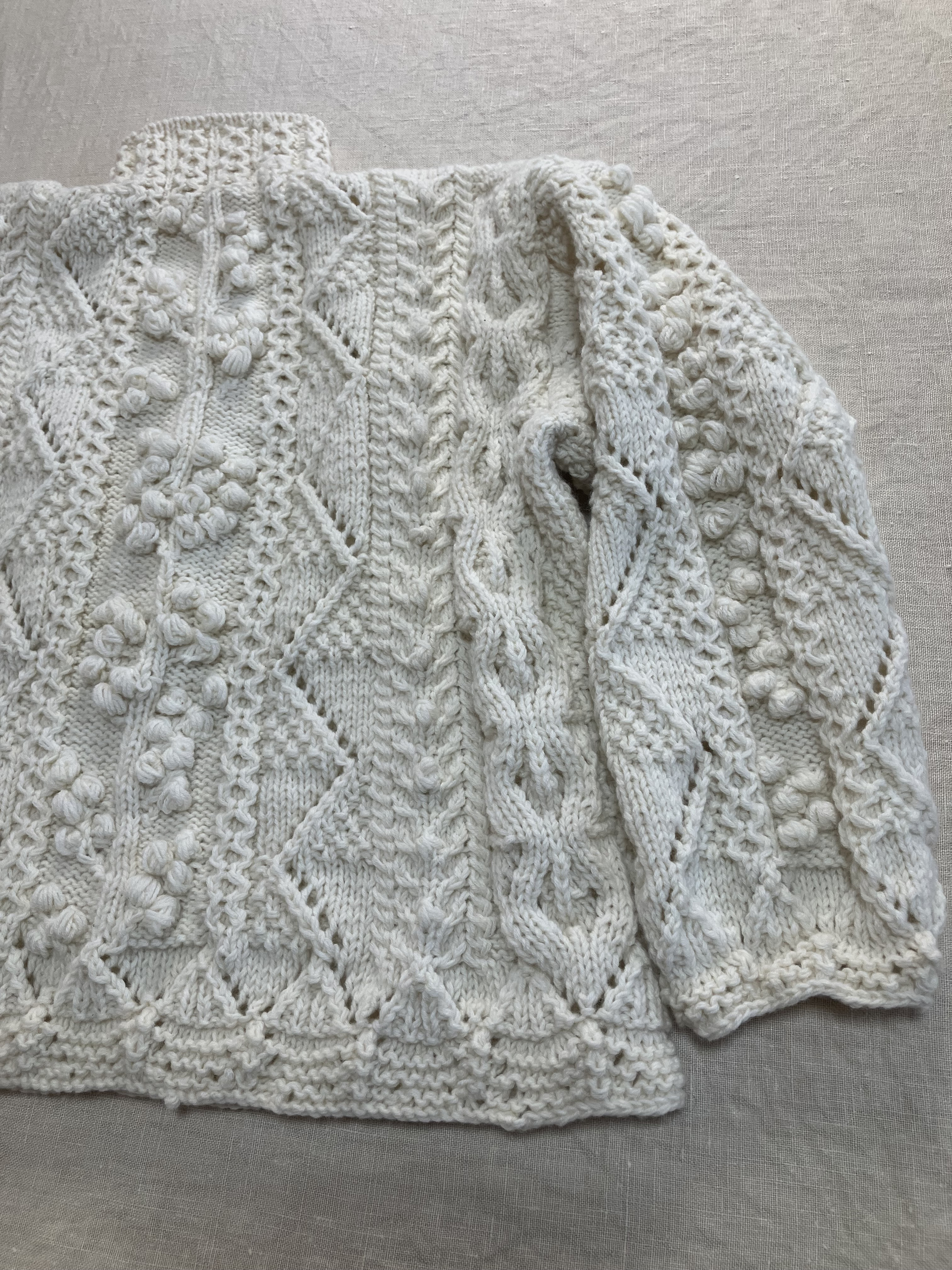 受注作品です。　　　　　　　　　　　　　　玉編みとアラン模様の大人ガーリーセーター