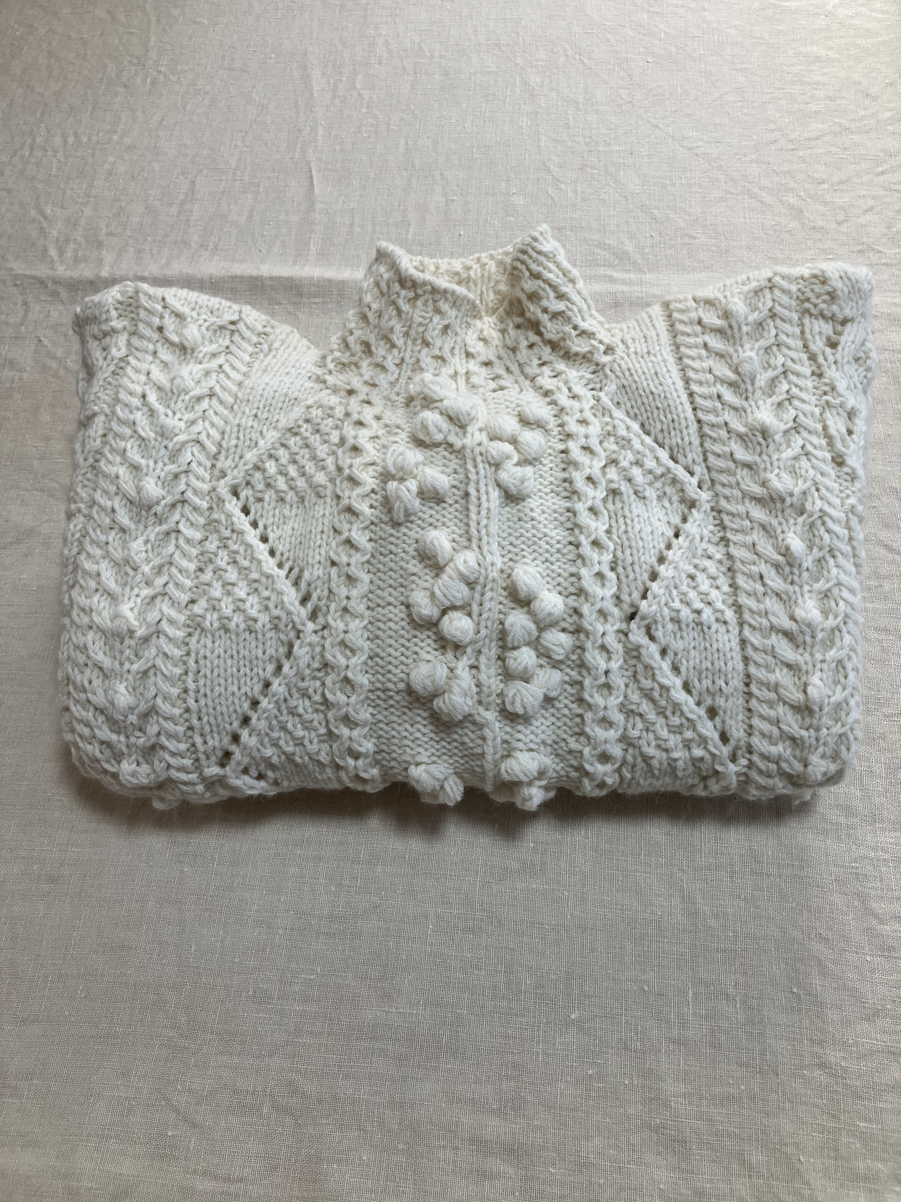 受注作品です。　　　　　　　　　　　　　　玉編みとアラン模様の大人ガーリーセーター