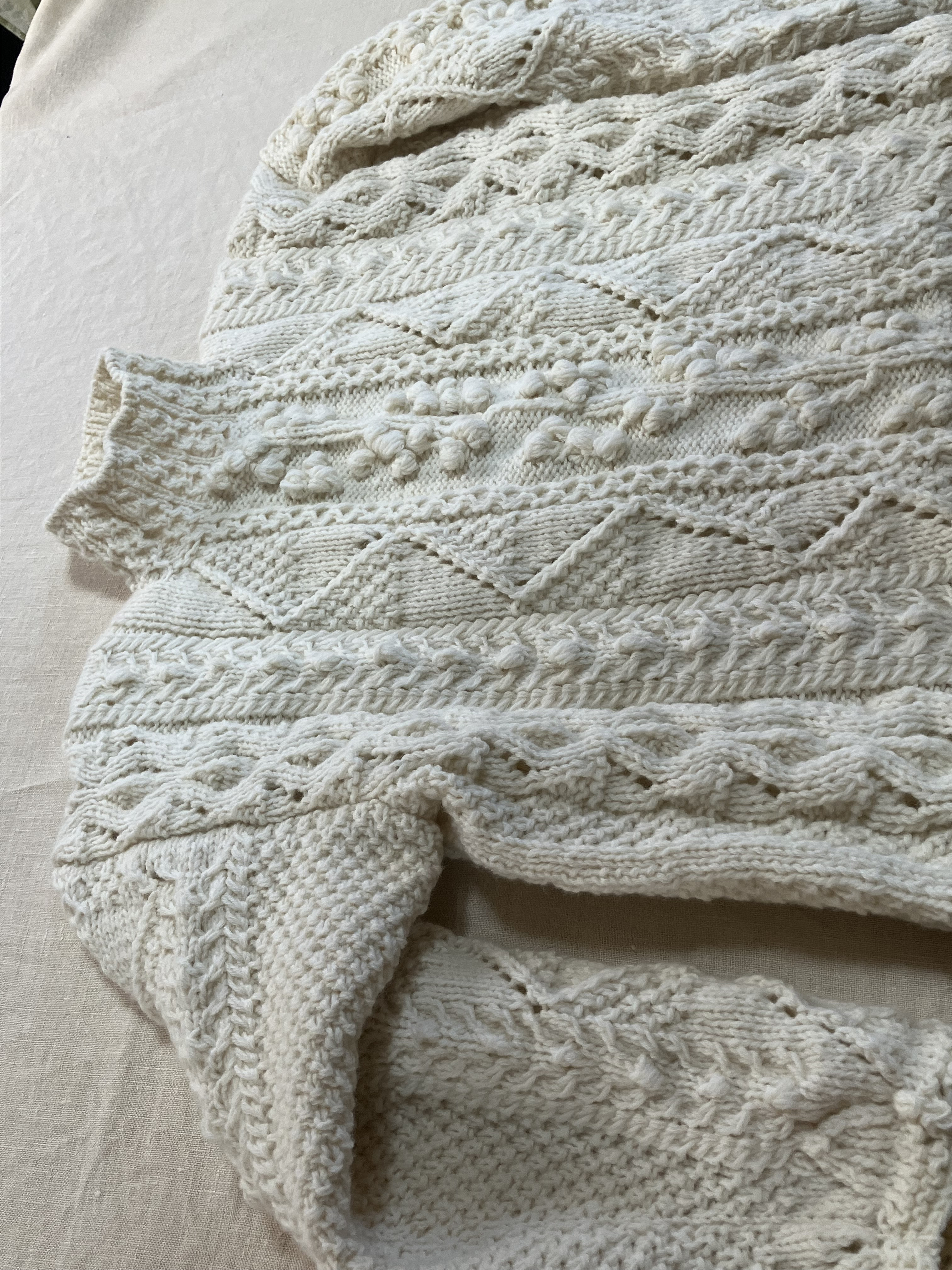 受注作品です。　　　　　　　　　　　　　　玉編みとアラン模様の大人ガーリーセーター