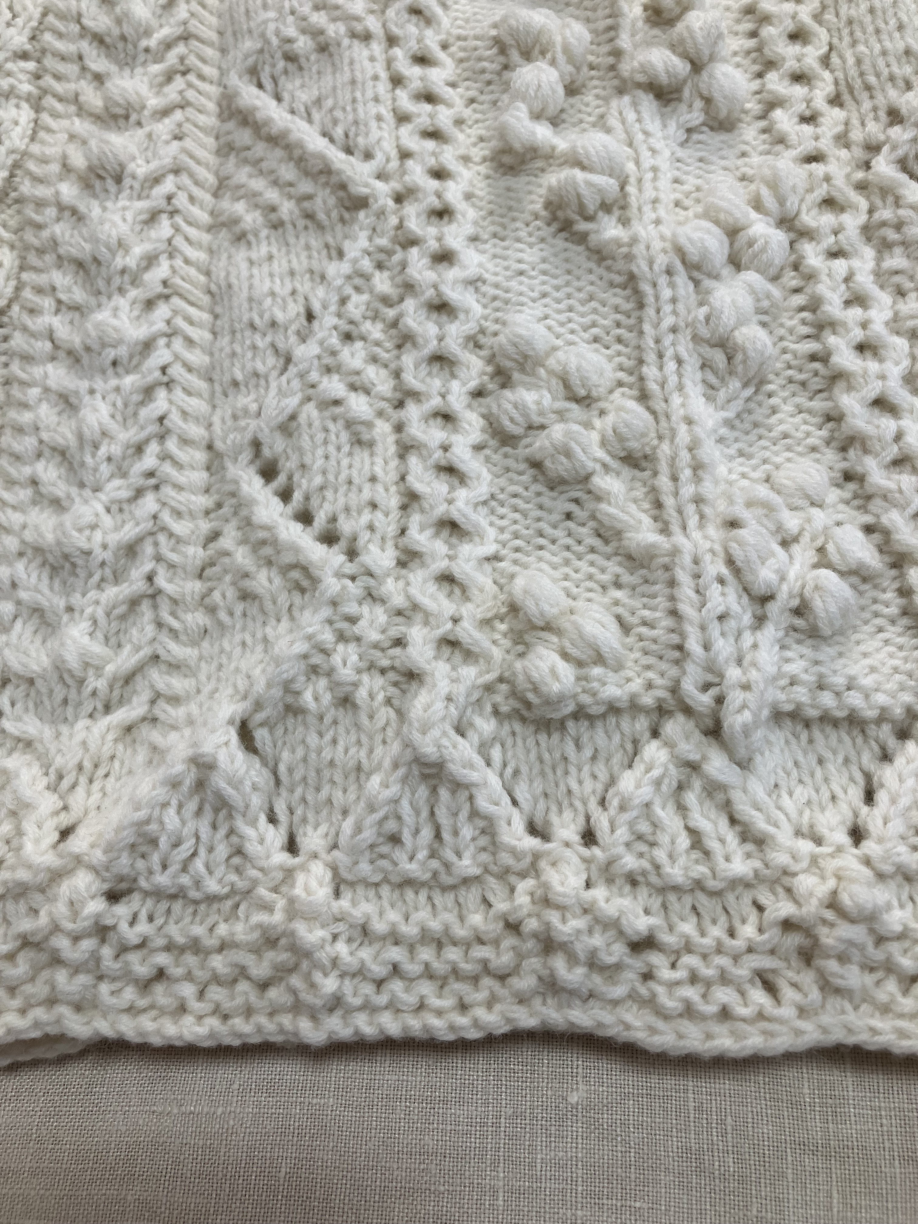 受注作品です。　　　　　　　　　　　　　　玉編みとアラン模様の大人ガーリーセーター