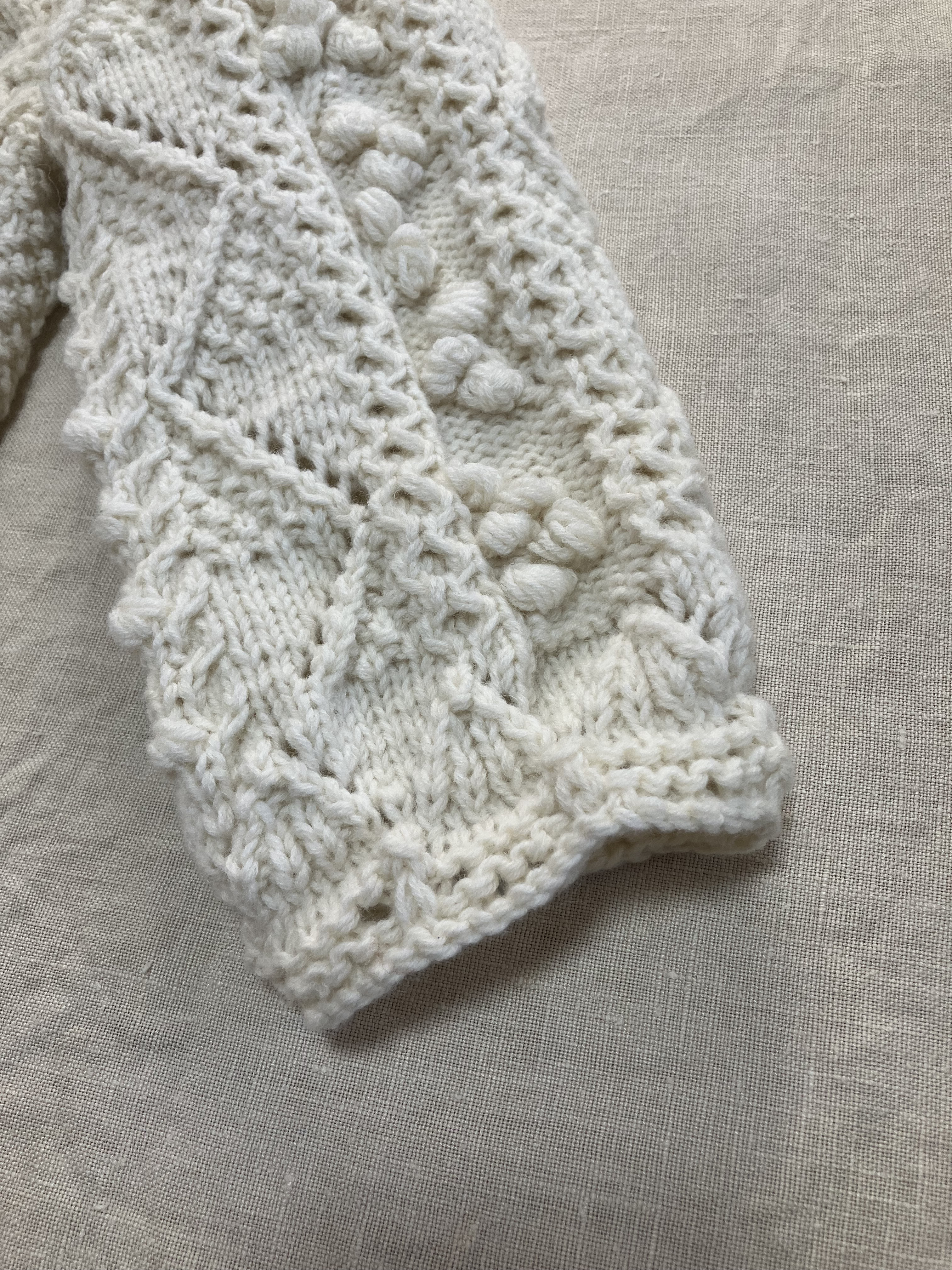 受注作品です。　　　　　　　　　　　　　　玉編みとアラン模様の大人ガーリーセーター