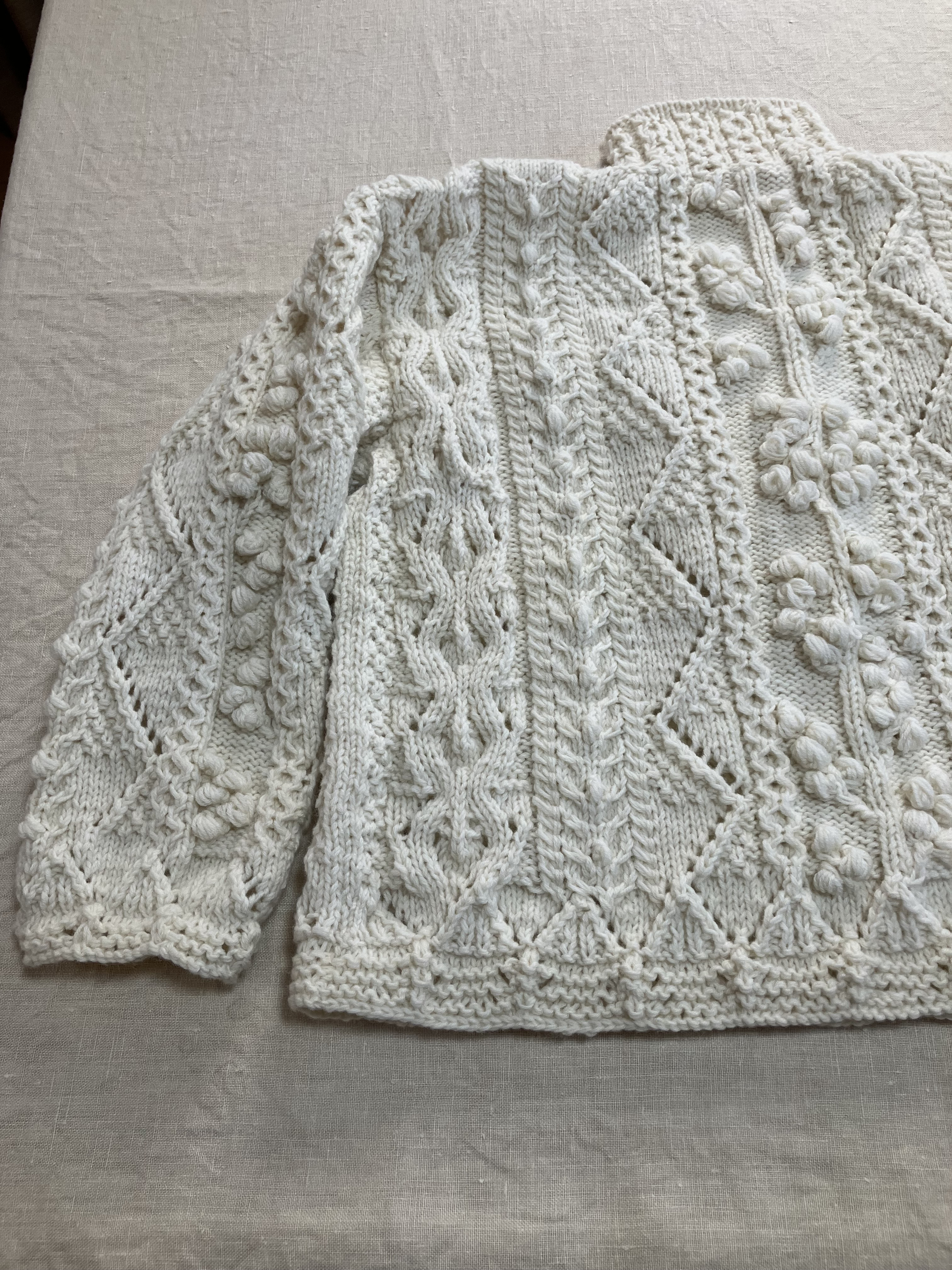 受注作品です。　　　　　　　　　　　　　　玉編みとアラン模様の大人ガーリーセーター