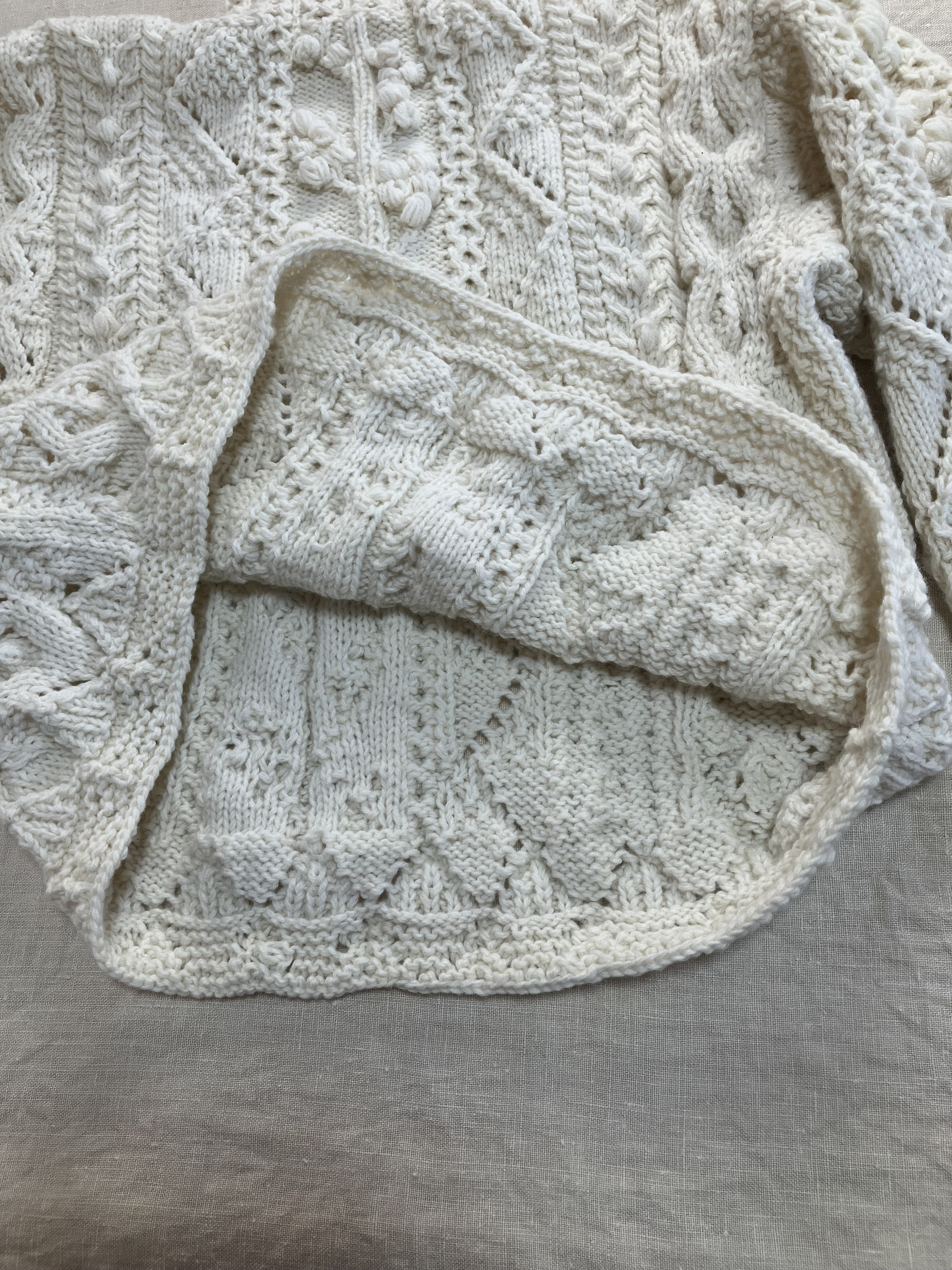 受注作品です。　　　　　　　　　　　　　　玉編みとアラン模様の大人ガーリーセーター