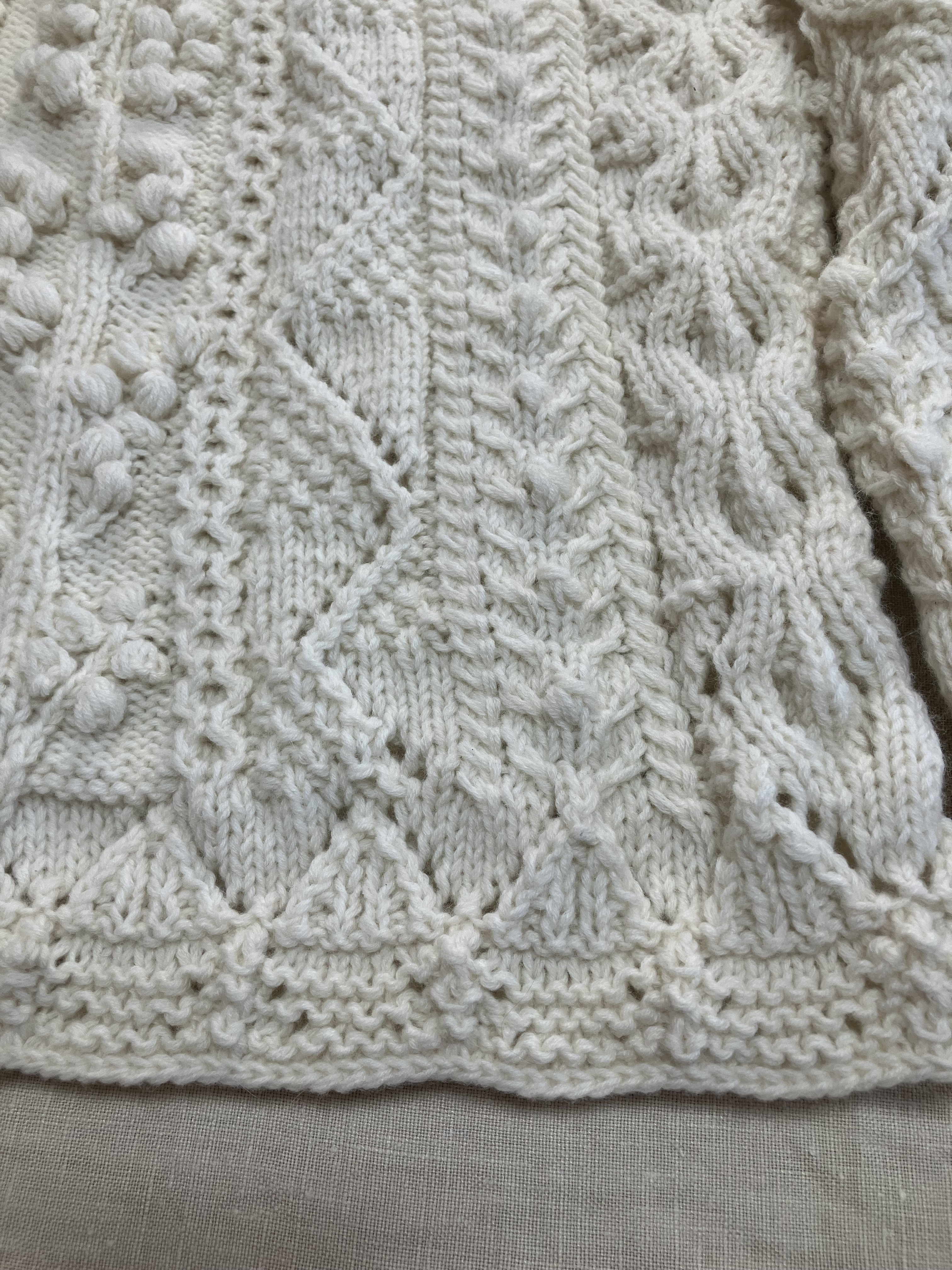 受注作品です。　　　　　　　　　　　　　　玉編みとアラン模様の大人ガーリーセーター