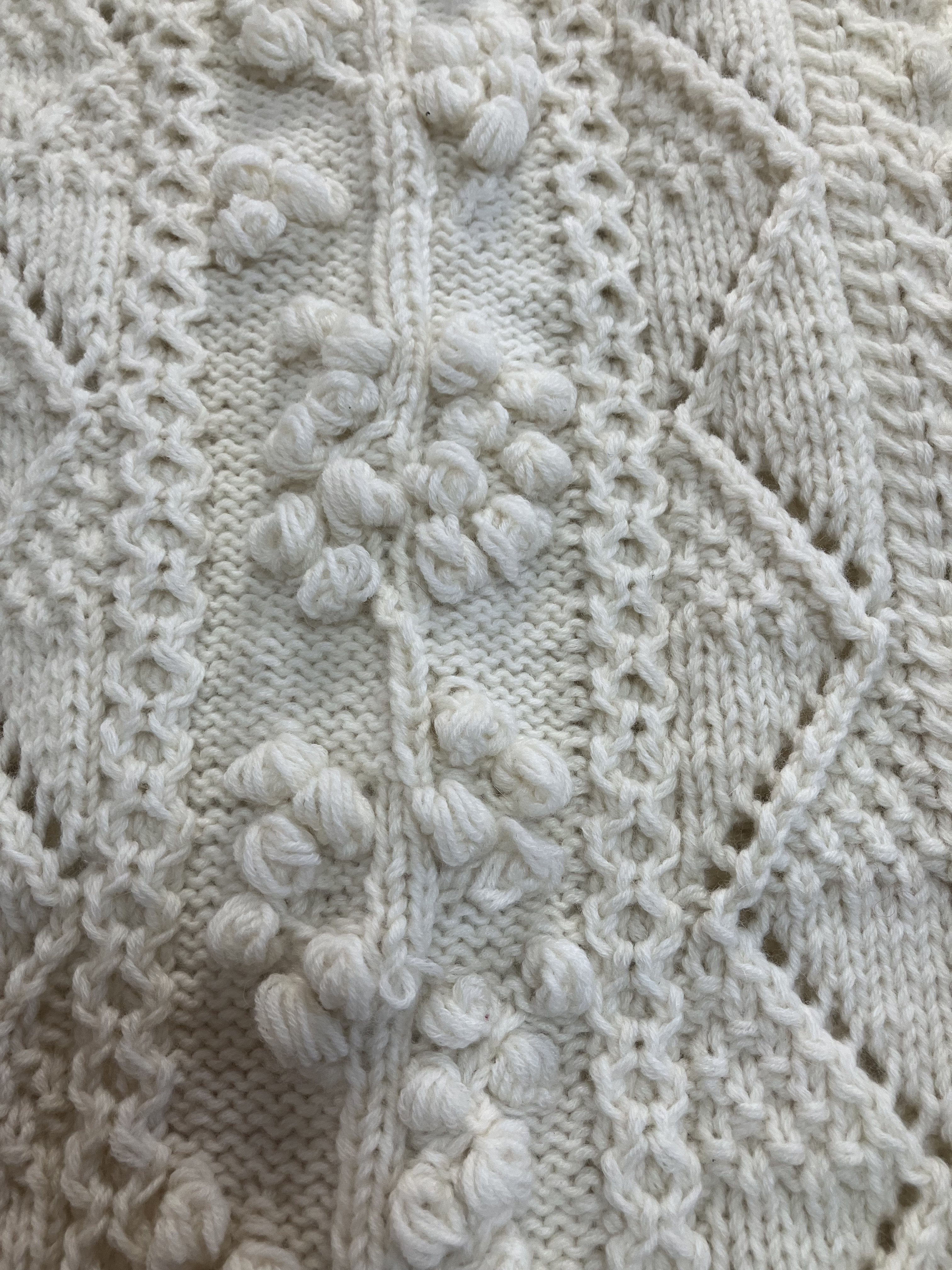 受注作品です。　　　　　　　　　　　　　　玉編みとアラン模様の大人ガーリーセーター