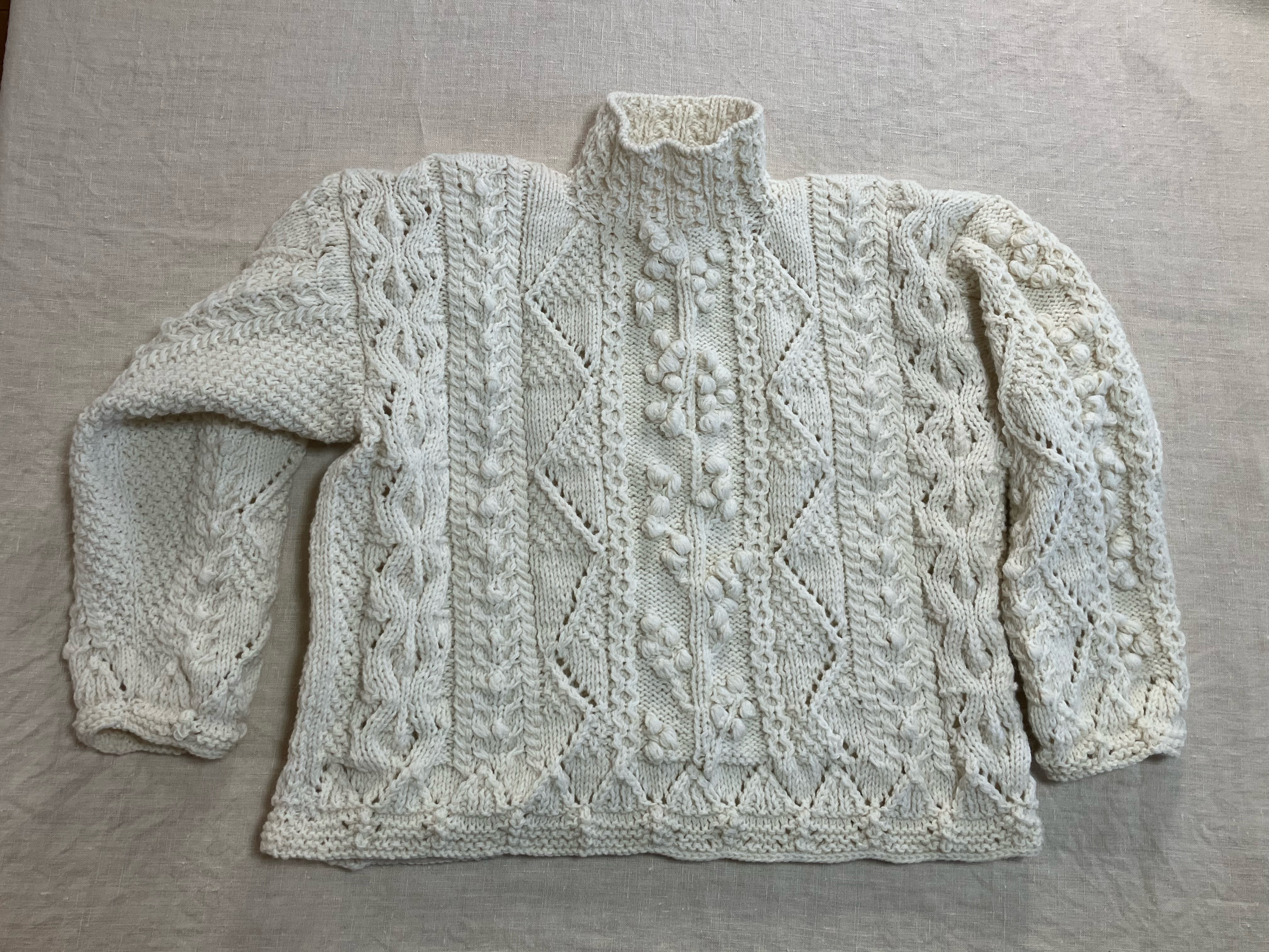 受注作品です。　　　　　　　　　　　　　　玉編みとアラン模様の大人ガーリーセーター