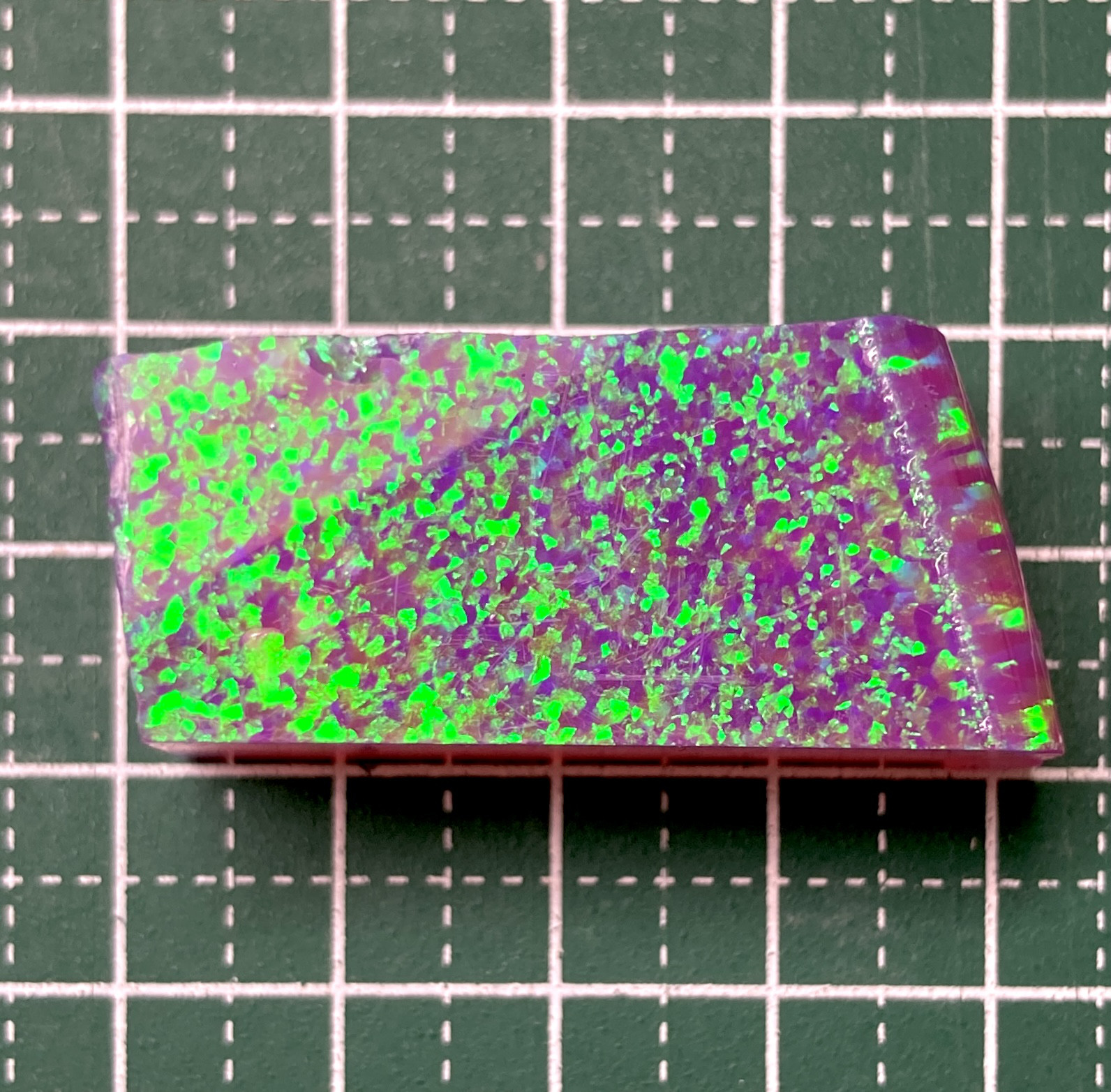 《人工オパール》(ネオンオパール) 原石 パープル/緑斑 17.4g (樹脂含侵)