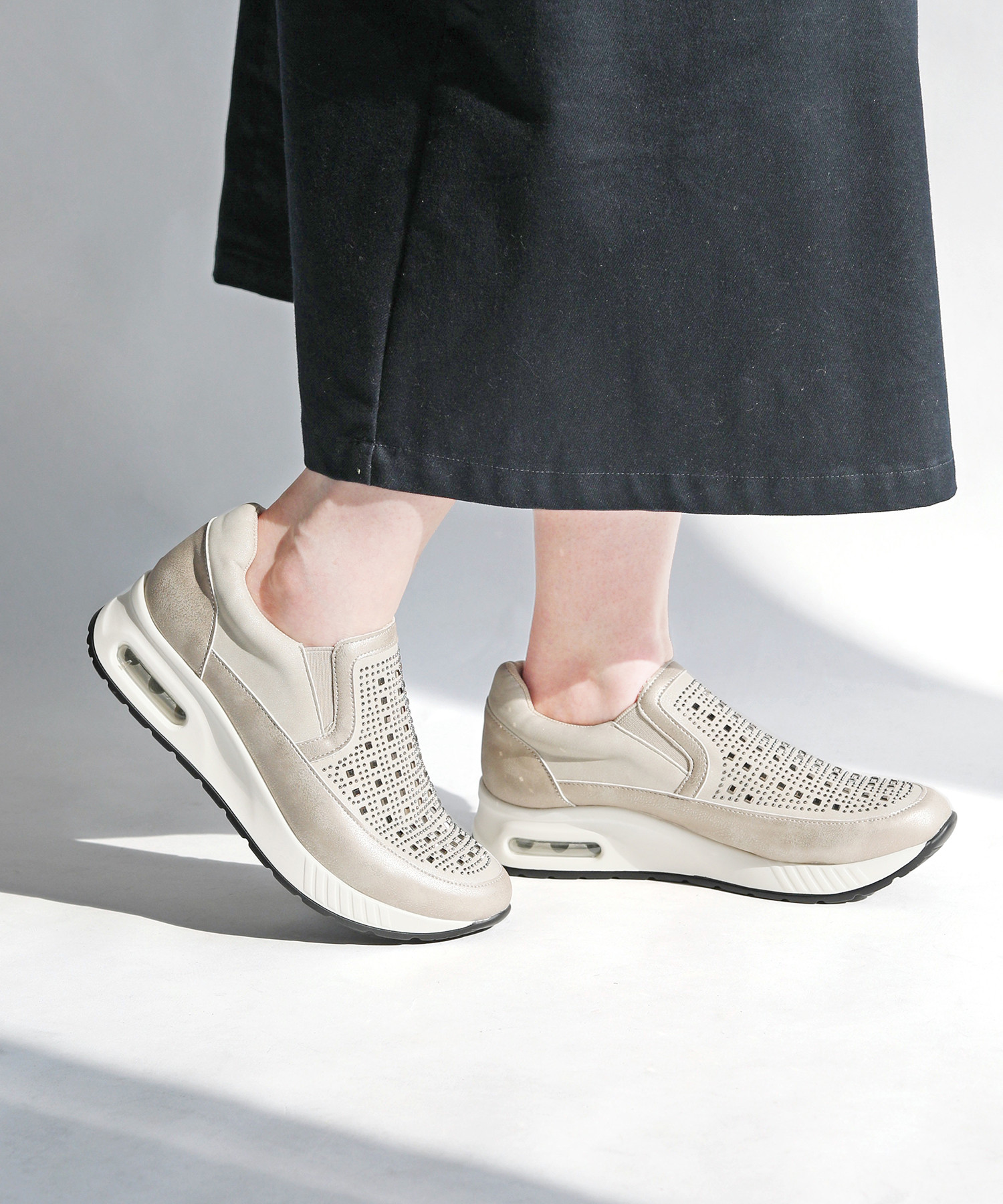 大人の足元にさりげない煌めきを添える♪スポッと履けて快適！ 4E エアー入り厚底スリッポン【22.5〜24.5】