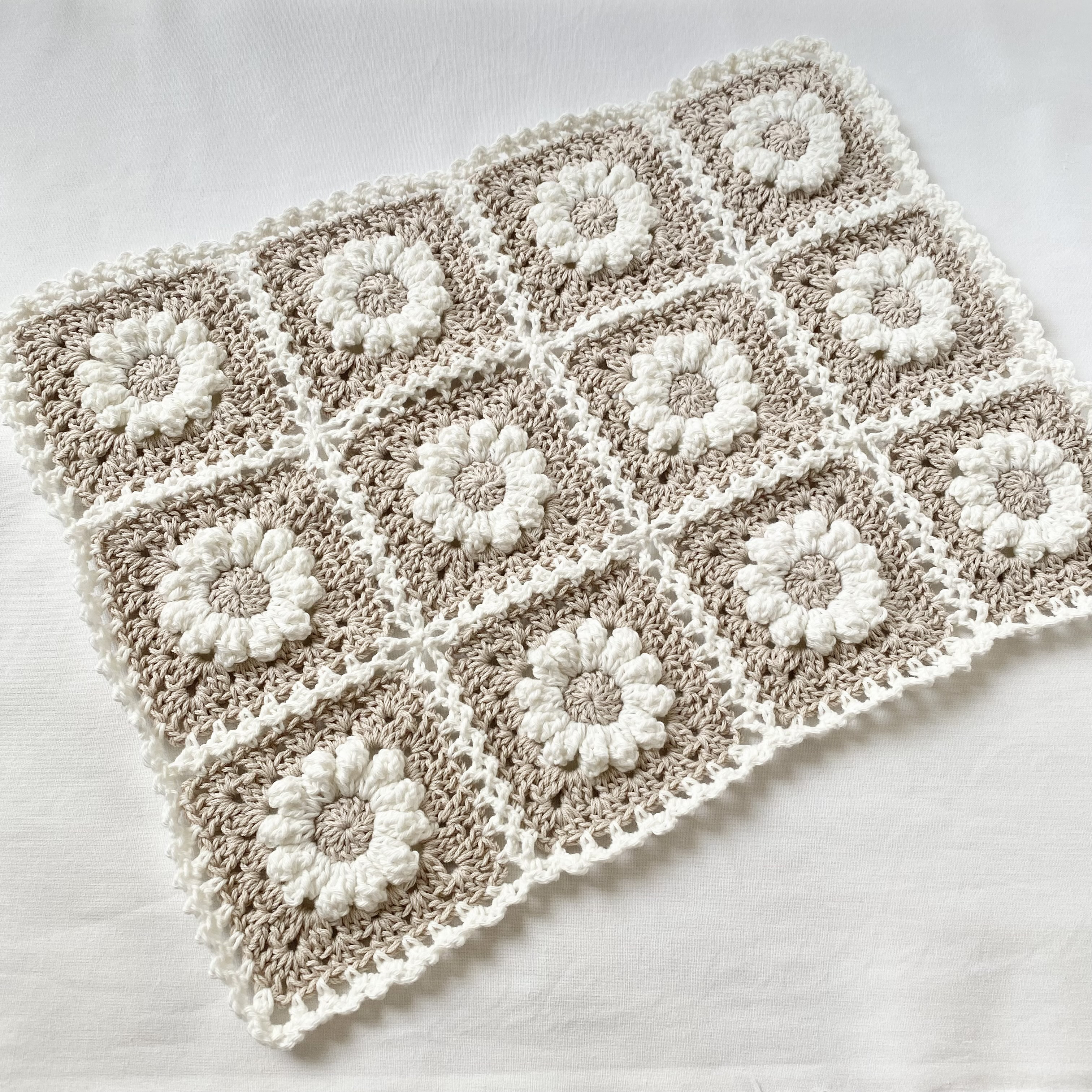 お花のマルチカバー(25cm×34cm)｜綿100%｜編み物｜インテリア｜カゴ・家具カバー