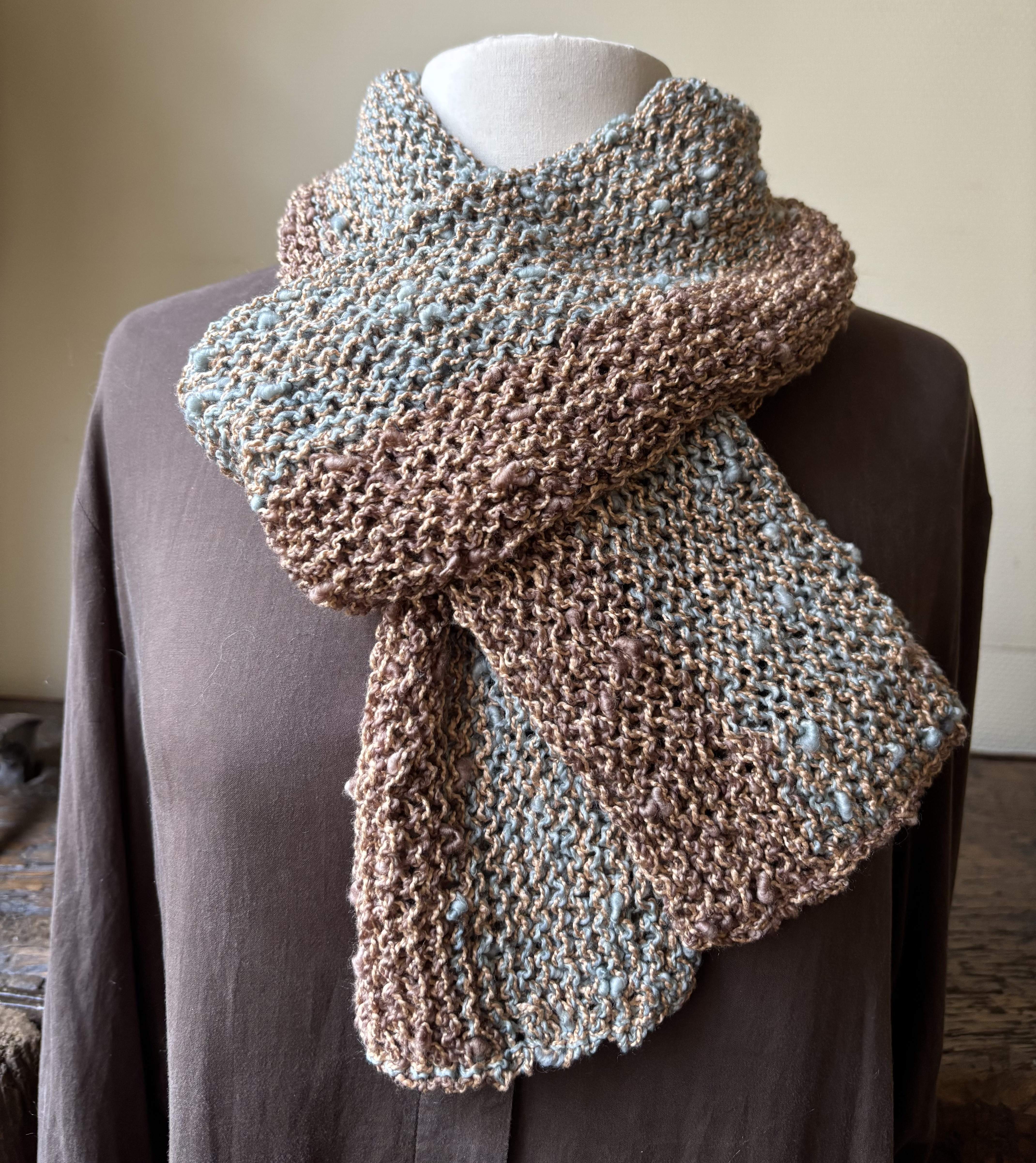 手染めのスラブヤーンで編んだミニマフラー