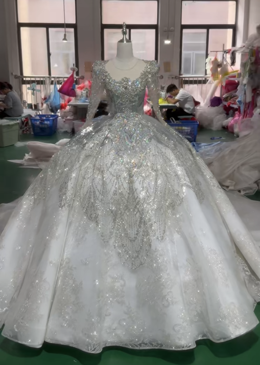 憧れのドレス　目立つ　おしゃれ　ウェディングドレスカラードレス　シルバー　長袖　ラメ入りグッリター　可愛い結婚式お呼ばれ