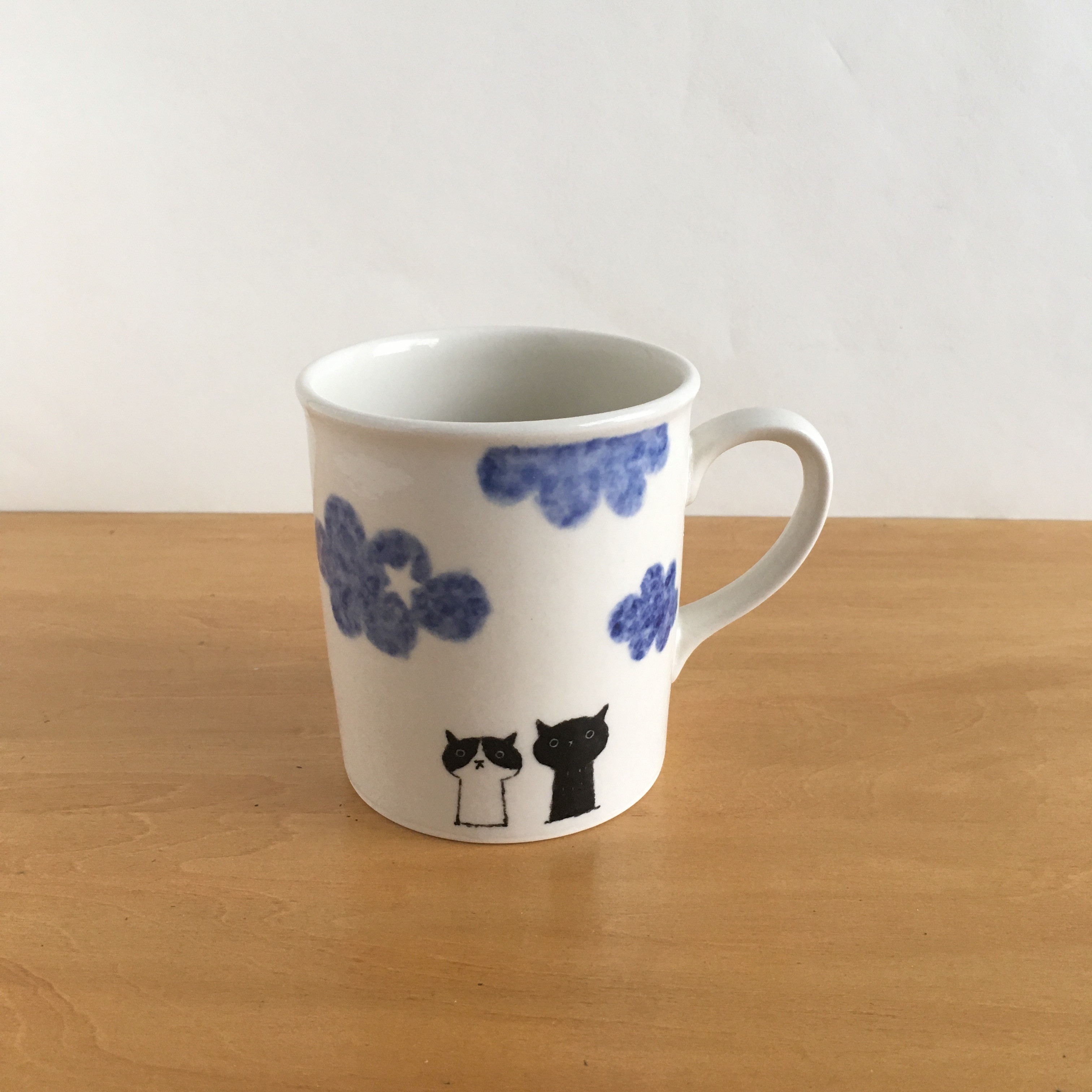 手描き 黒猫とハチワレ猫のマグカップ ぐるっとモクモク×猫 猫の日 送別の品