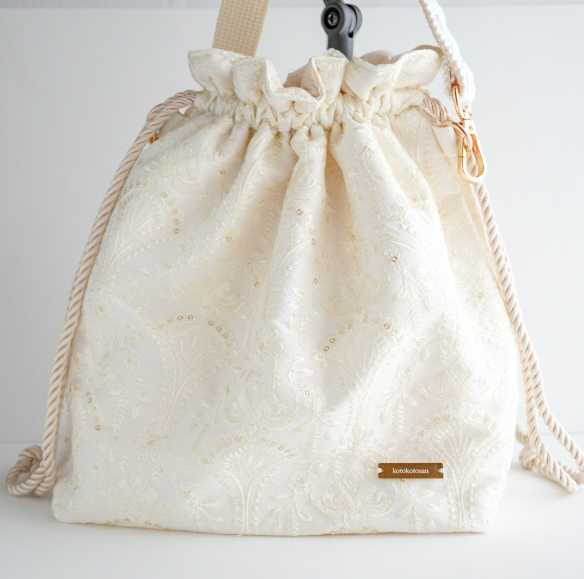 インド刺繍の巾着バッグ インド刺繍 巾着 ホワイト 真っ白 大人かわいい ゴールド