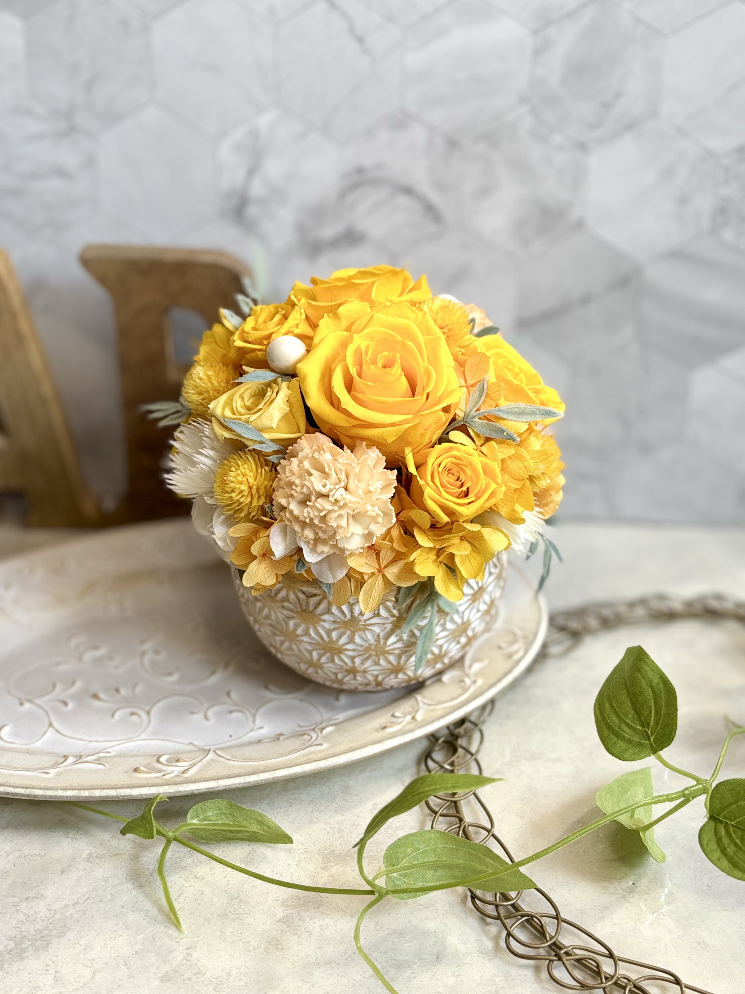 プリザーブドフラワーアレンジ　豪華ラウンドフォルム　イエロー　ゴールドデザインベース