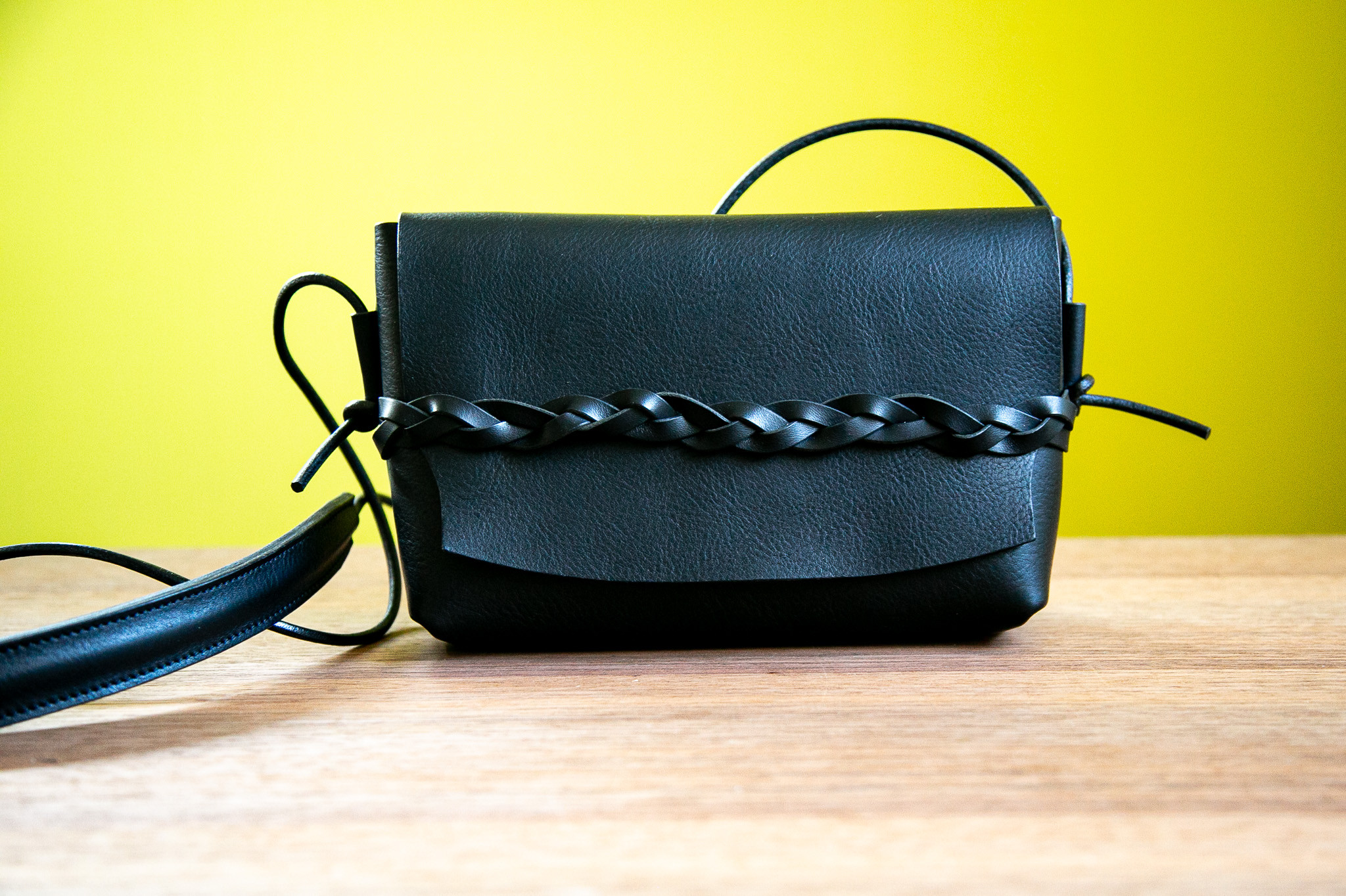 【イタリアンレザー】三つ編みフラップ留めのポシェット