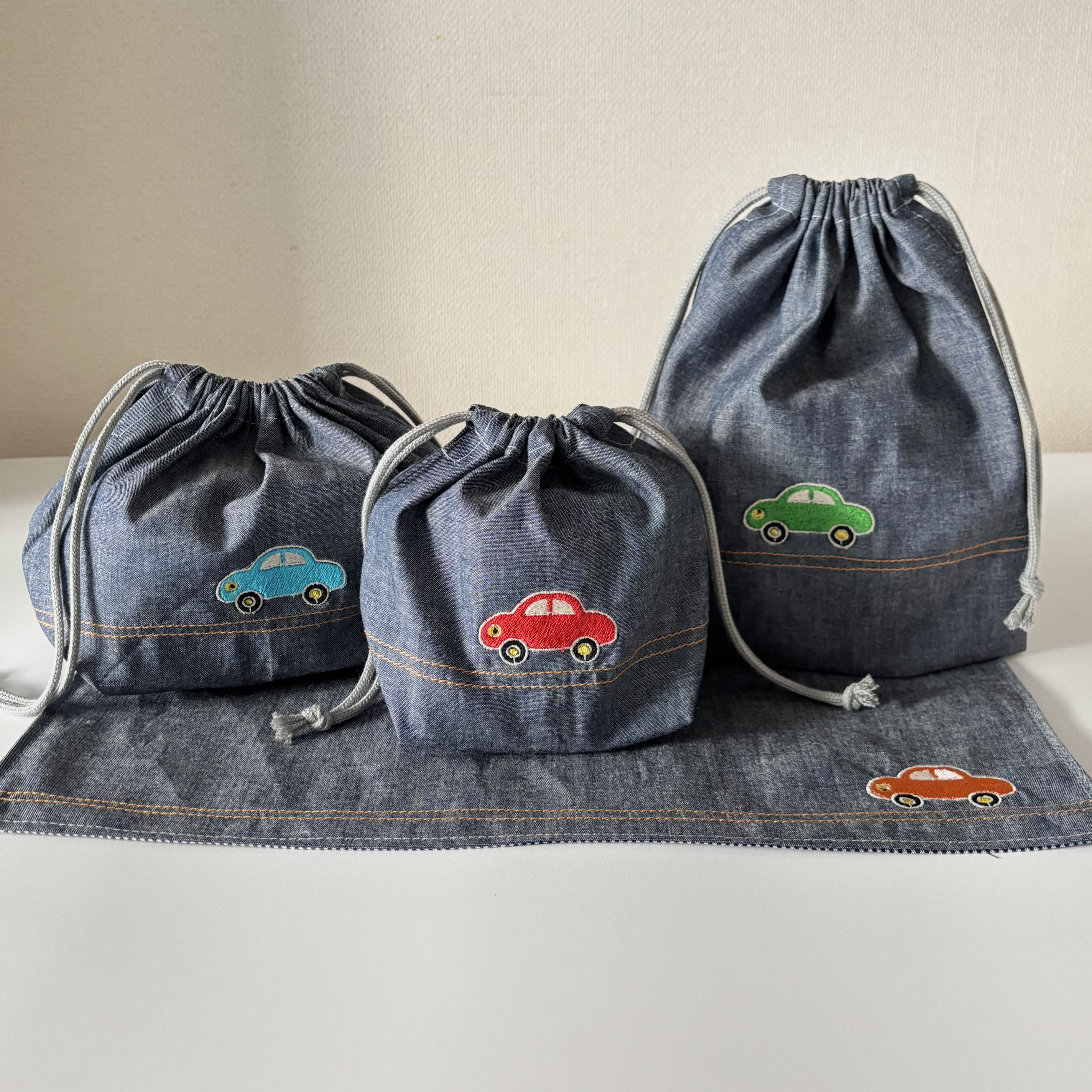 ◎カラフルミニカー刺繍のランチタイム巾着4点セット