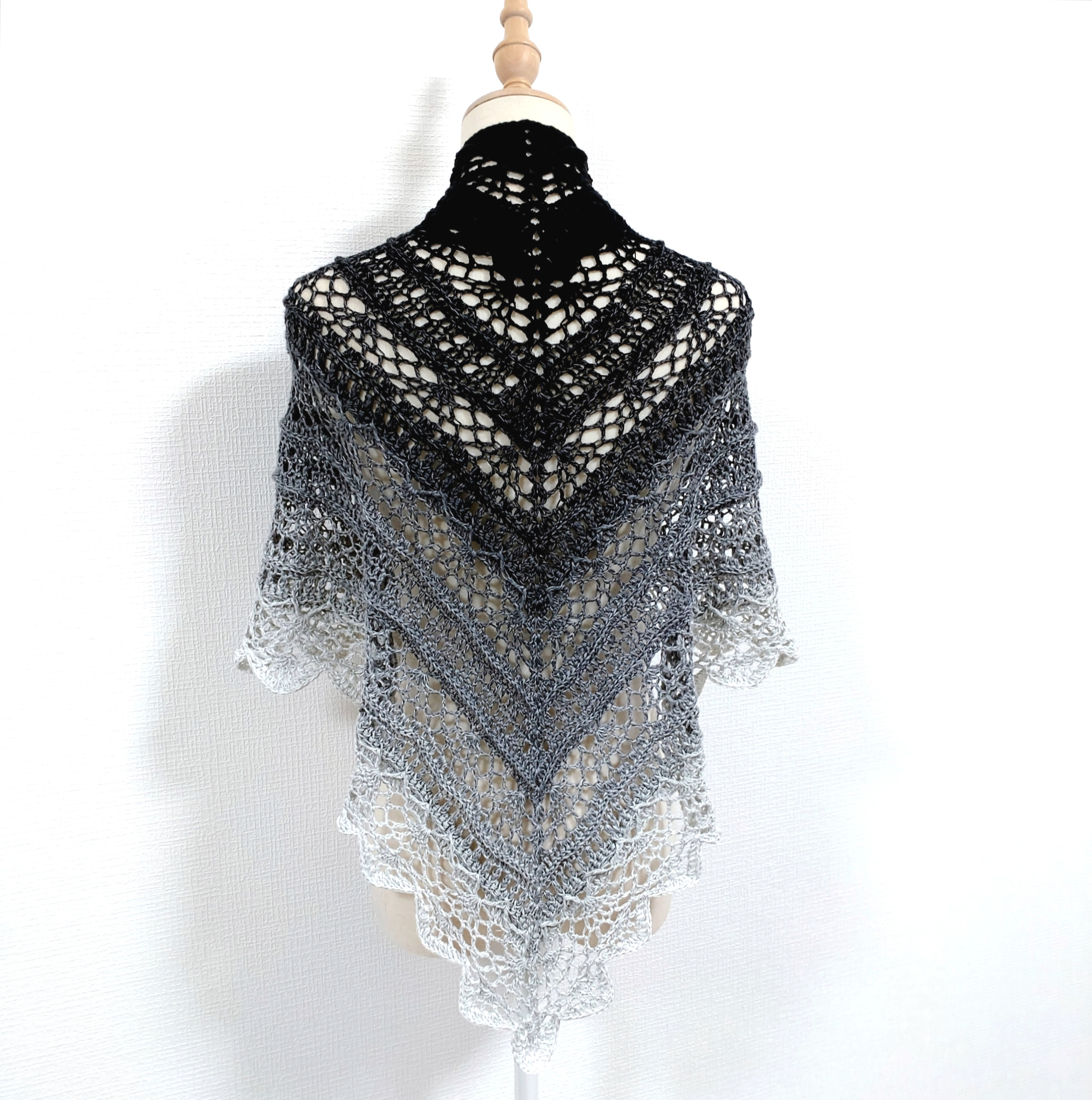 三角ショール　ショール　ストール　バレエショール　オールシーズン　海外輸入糸　コットン【ブラック＆グレー】