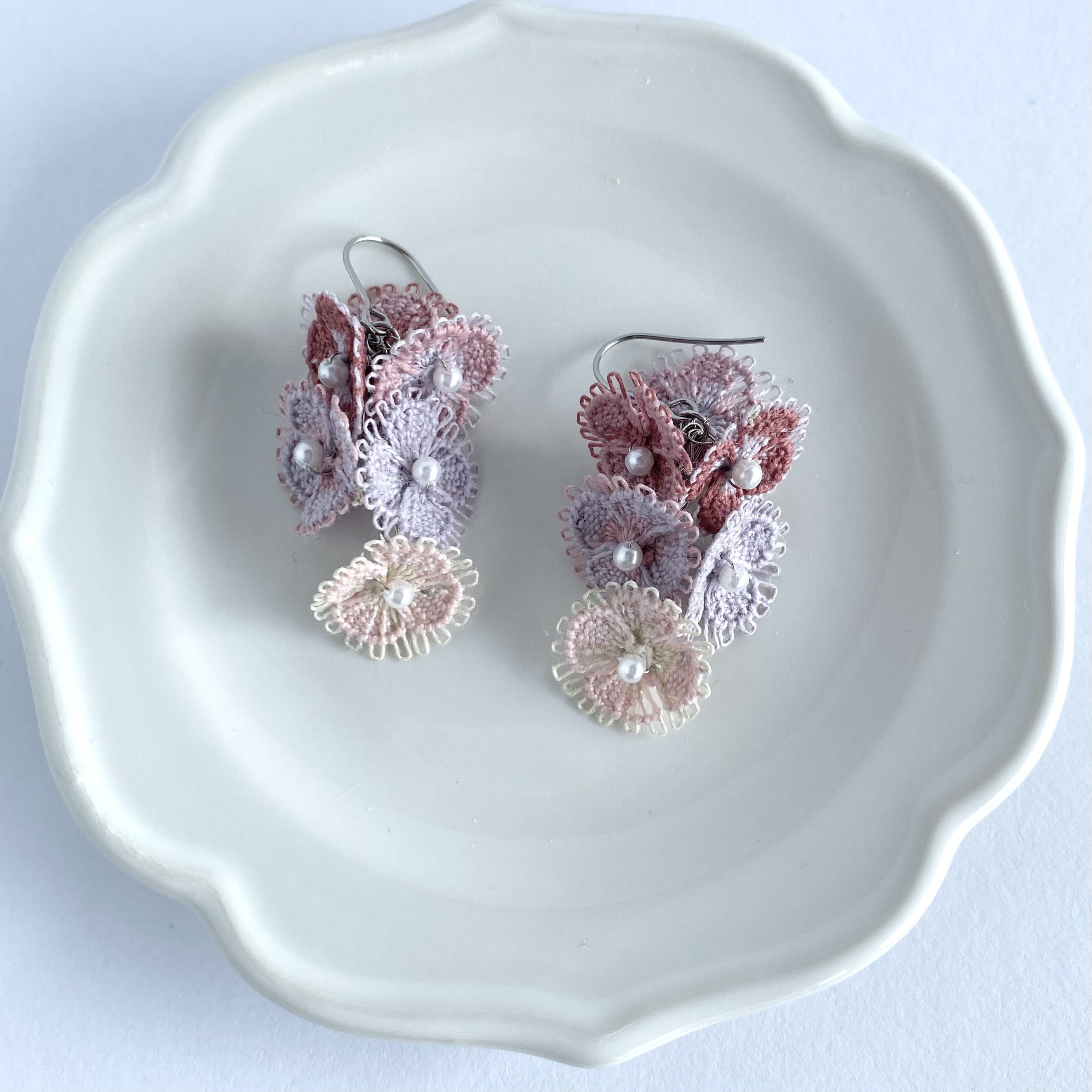 春待ちピンク　糸のお花いっぱいの耳飾り　ニャンドゥティ　刺繍　ダスティピンク　やわらかピンク