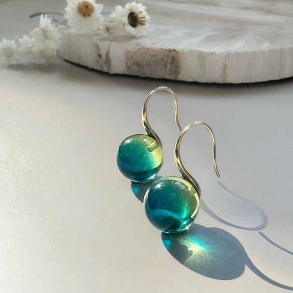 【春色ピアス】エメラルドイエロー アンバー ドロップピアス/ 金具変更可（シルバー・イヤリング・ステンレス）天然琥珀 1枚目の画像