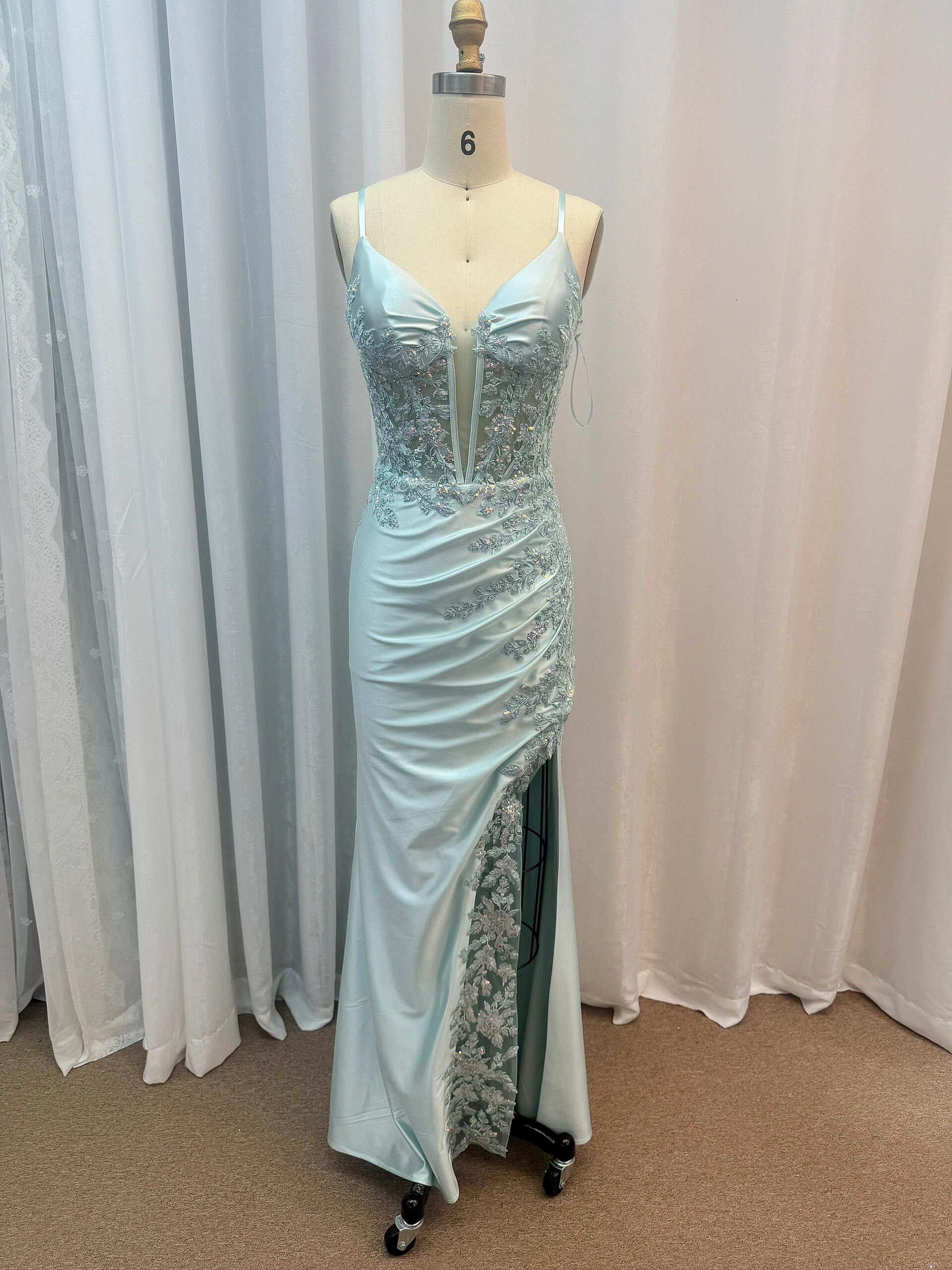 柔らかいブルー　vネック　セクシー　水色　魅惑の小花刺繍　フロントスリット　サテン　編み上げ　前撮り二次会合コン海外挙式