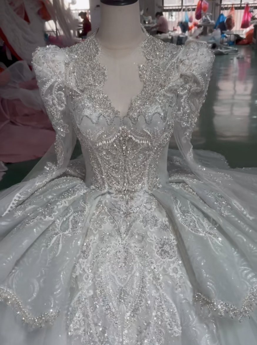 華やかなトレーン　vネック　編みあげ　多層チュール　ブルーグレーラメ入りきらきらスカート　長袖繊細な刺繍レース　編みあげ