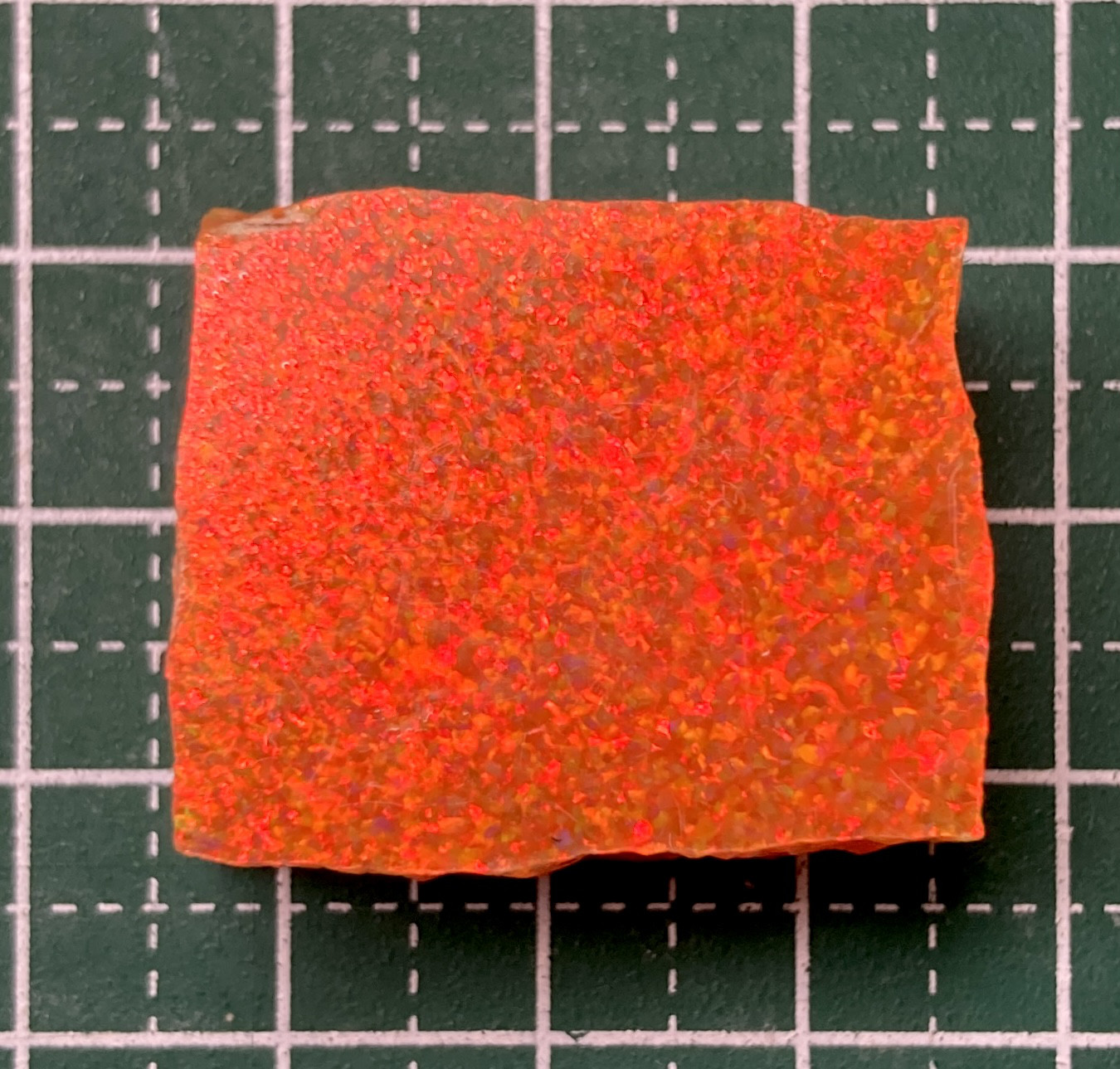 《人工オパール》(ネオンオパール) 原石 オレンジ/赤斑 17.4g (樹脂含侵)