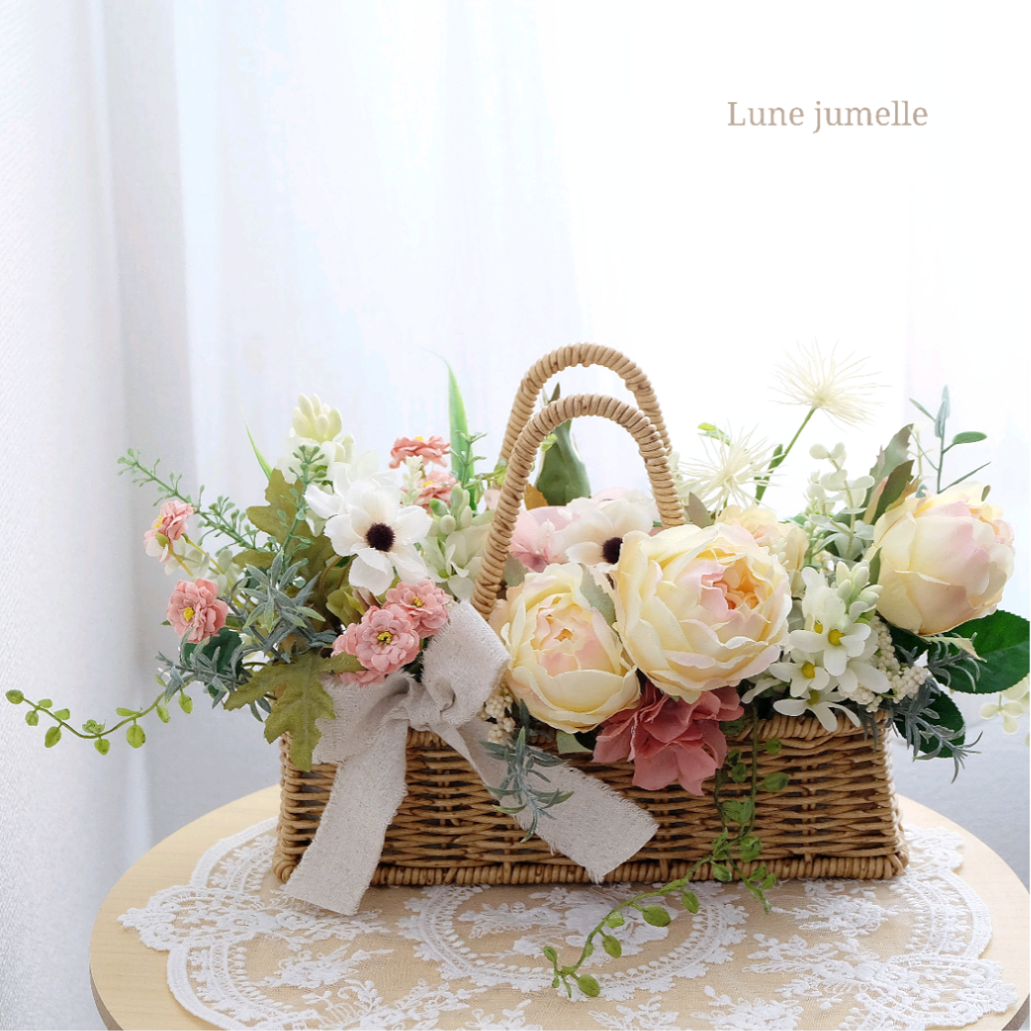 バラと春の花々のバスケットアレンジ(アーティフィシャルフラワー)｜一点もの｜造花　送別　ギフト　プレゼント　ヒヤシンス