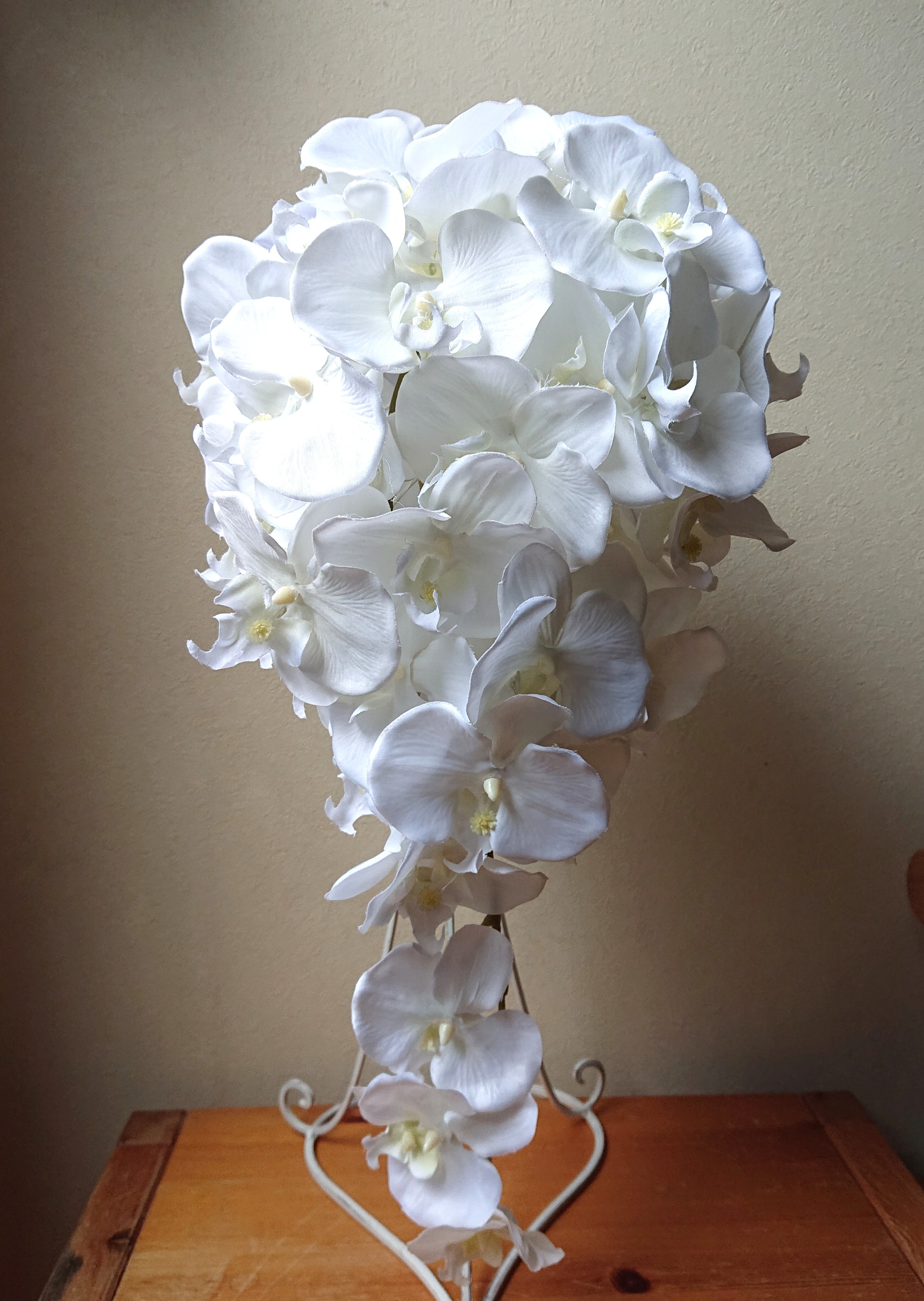 胡蝶蘭のキャスケードブーケ。再販大人気♪ブートニア付き♪生花みたいに綺麗な造花です♪高品質なのに安い