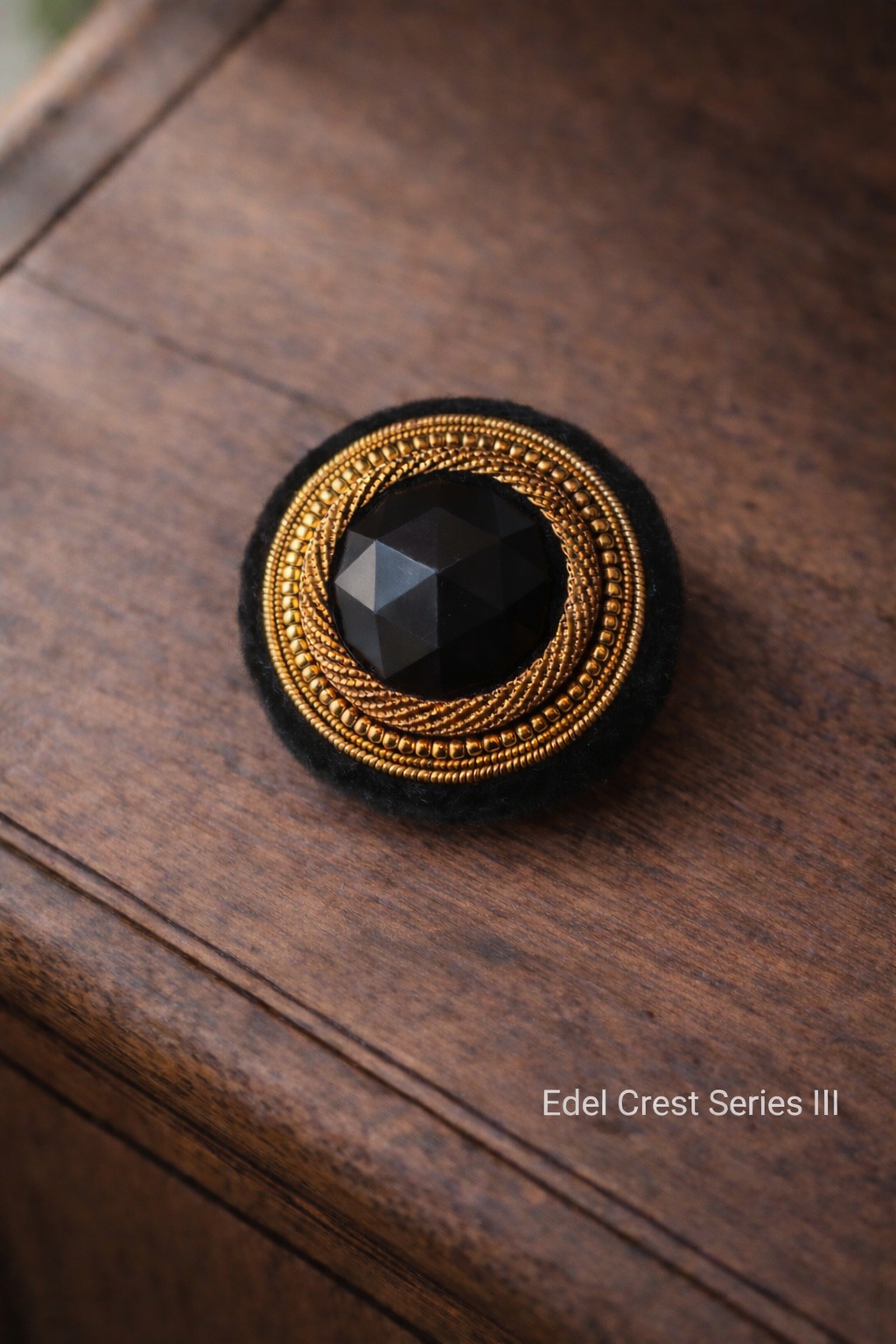 ドイツアンティークボタンの黒ブローチ|ゴールドワーク刺繍　3.5cm　一点もの