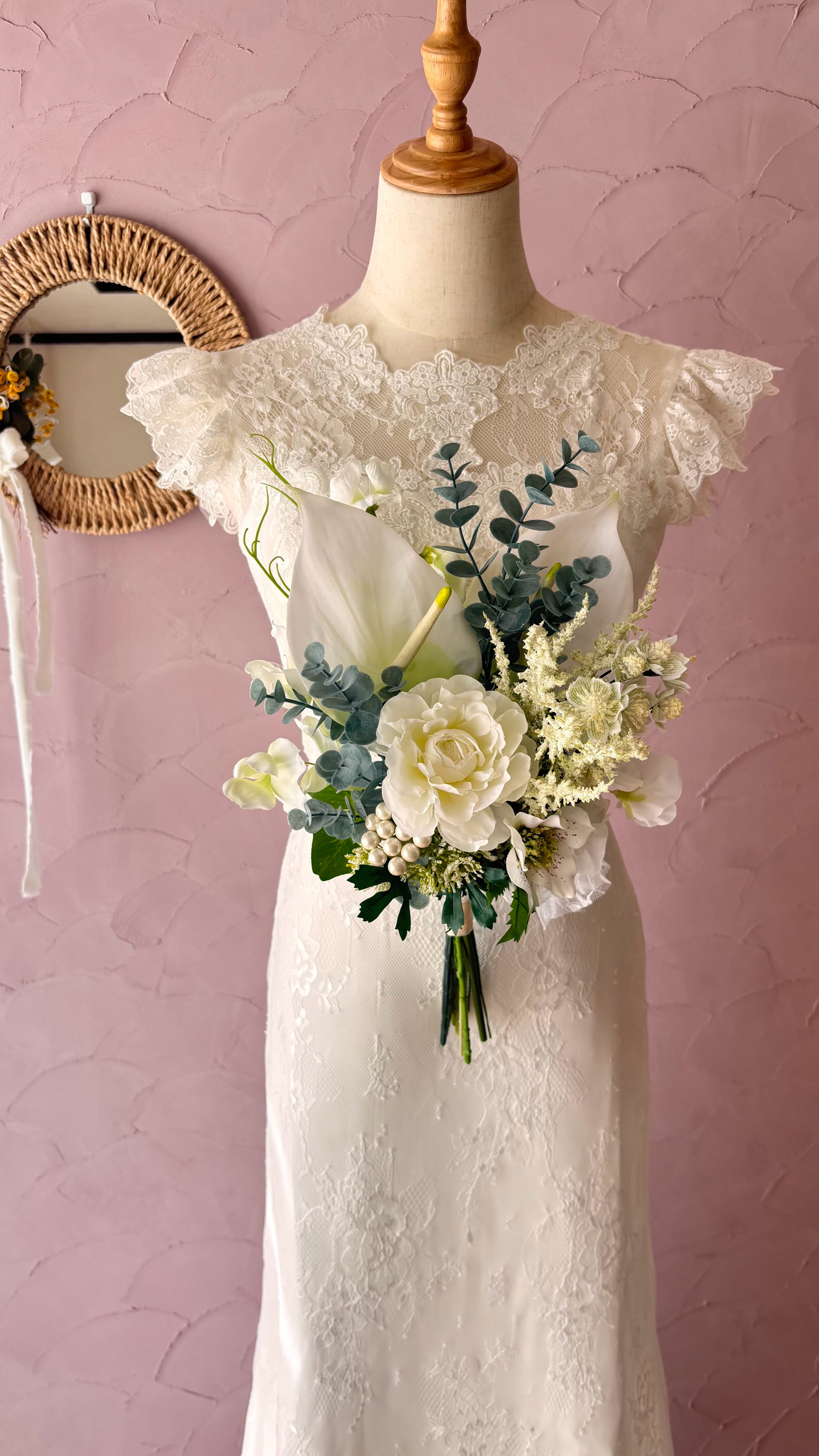 凛と上品なラナンキュラスとアンスリウムのクラッチブーケ　ブートニアセット　ガーデンウエディング  春婚