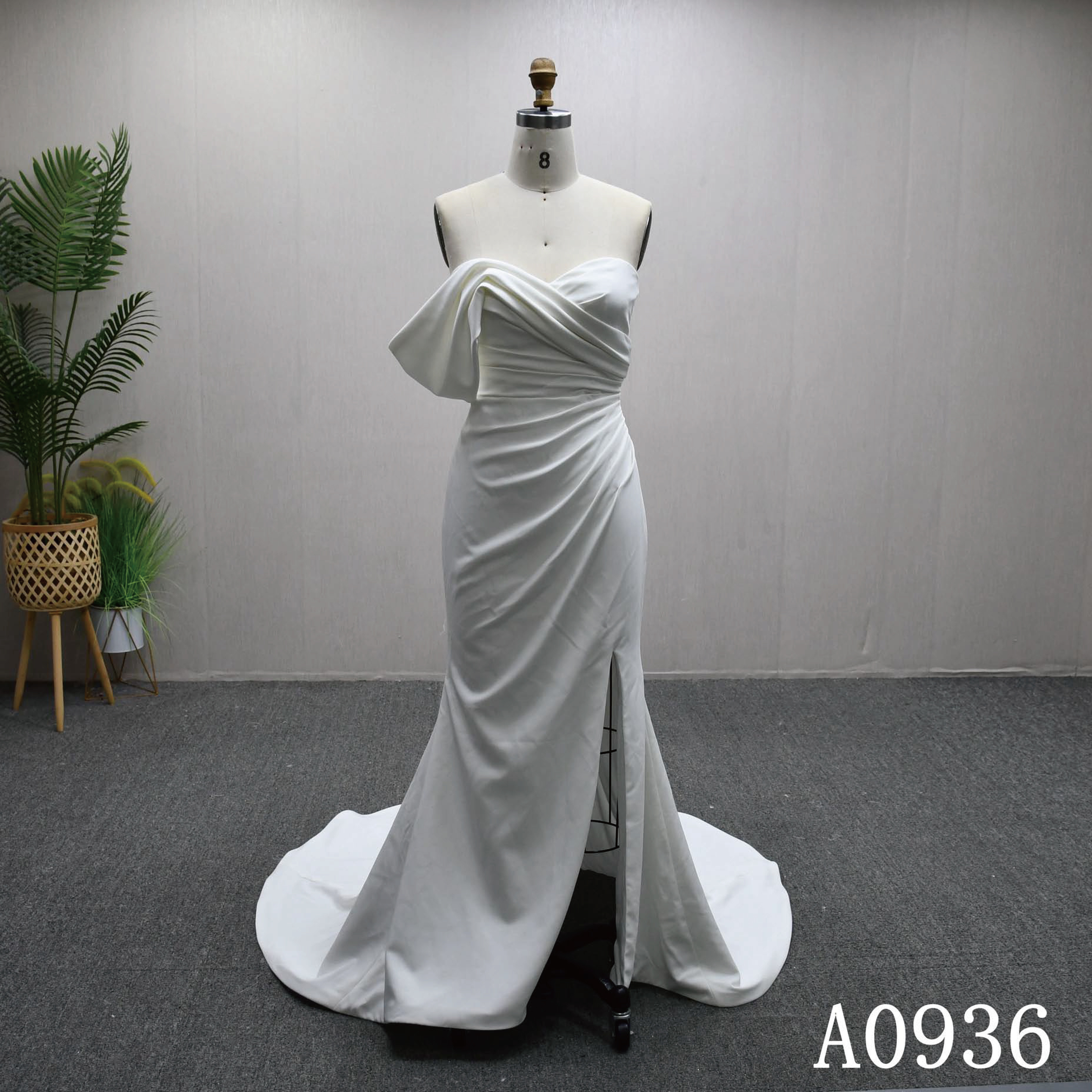 お買い得ワンショルダー　取り外し可能オーバースカート　白ホワイト　サテン　フリル　痩せて見せる　マーメイドドレス前撮り