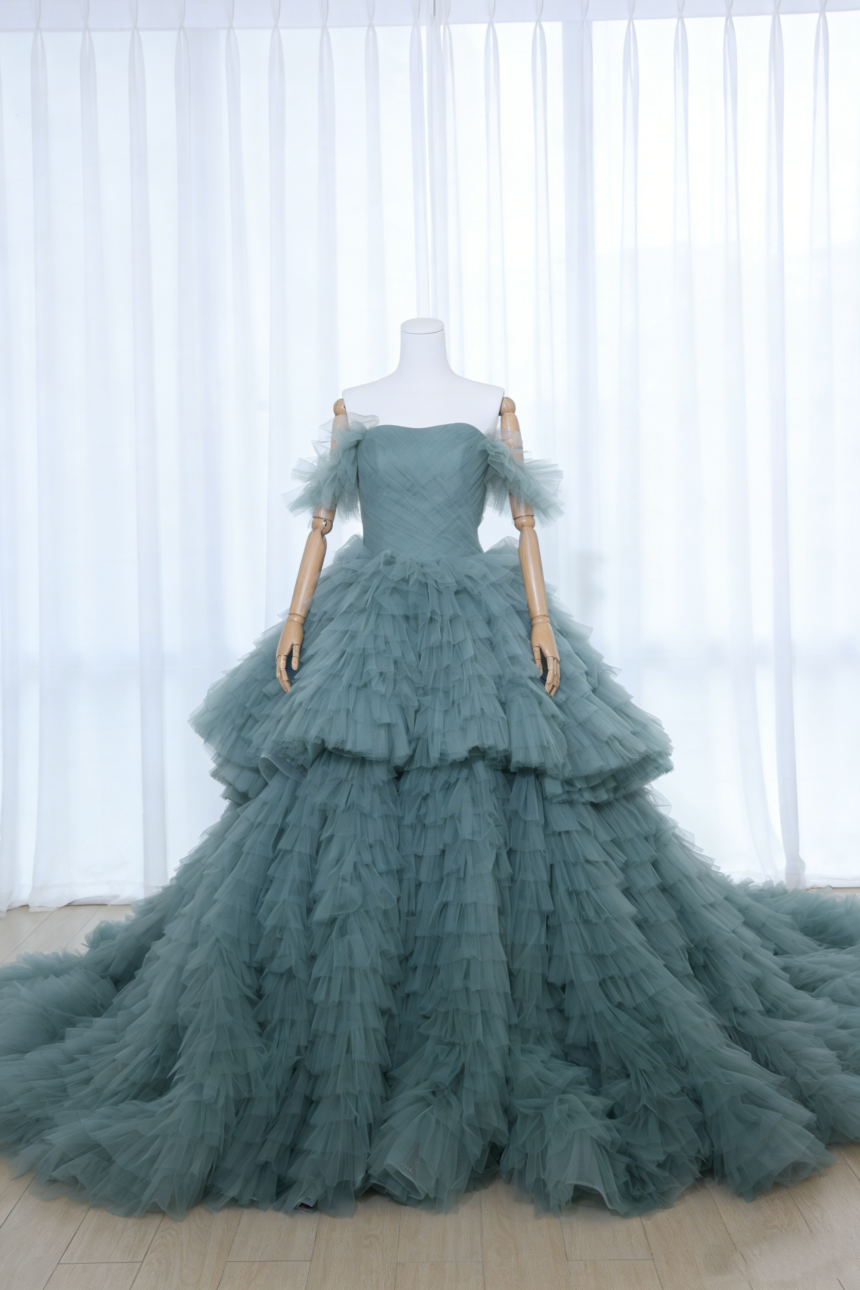 送料無料！カラードレス グリーン オフショルダー ティアードのドレス もこもこドレス チュールドレス ブライダル 花嫁 104,390円