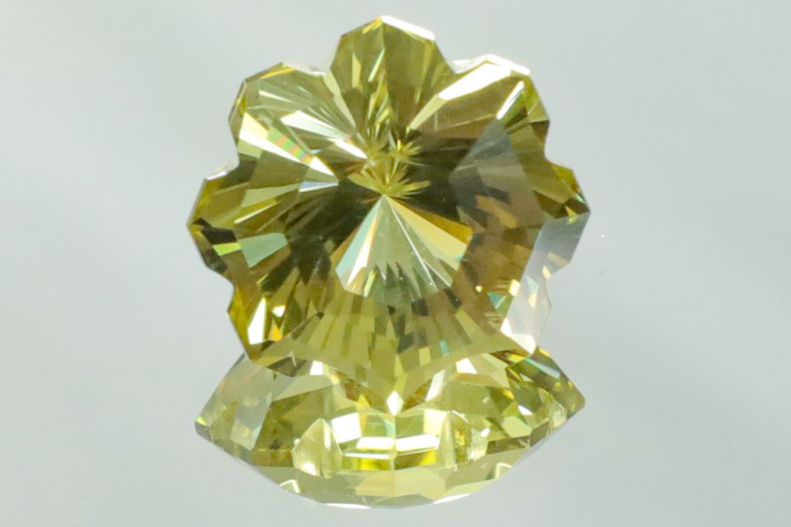 イリディセント・フラッシュ☆彡 『もはや美術品』VVS 地球上で最も美しいと言われている【非加熱】天然 クォーツ