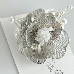 金屬花朵珍珠胸針/腕花 - 銀色 | 儀式 | 入場儀式 | 畢業典禮 | 婚禮 | 優雅 | 正式 第3張的照片