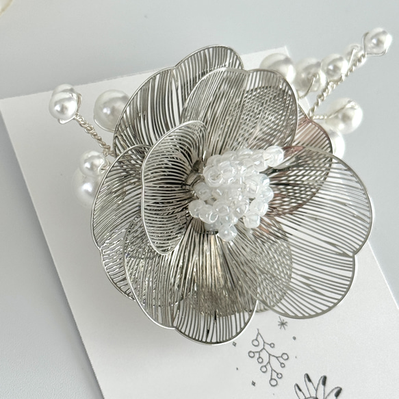 金屬花朵珍珠胸針/腕花 - 銀色 | 儀式 | 入場儀式 | 畢業典禮 | 婚禮 | 優雅 | 正式 第3張的照片