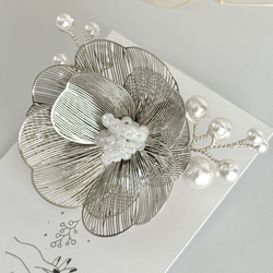 金屬花朵珍珠胸針/腕花 - 銀色 | 儀式 | 入場儀式 | 畢業典禮 | 婚禮 | 優雅 | 正式 第4張的照片