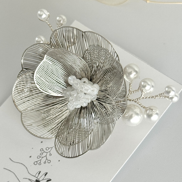 金屬花朵珍珠胸針/腕花 - 銀色 | 儀式 | 入場儀式 | 畢業典禮 | 婚禮 | 優雅 | 正式 第4張的照片