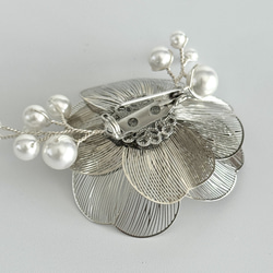 金屬花朵珍珠胸針/腕花 - 銀色 | 儀式 | 入場儀式 | 畢業典禮 | 婚禮 | 優雅 | 正式 第5張的照片